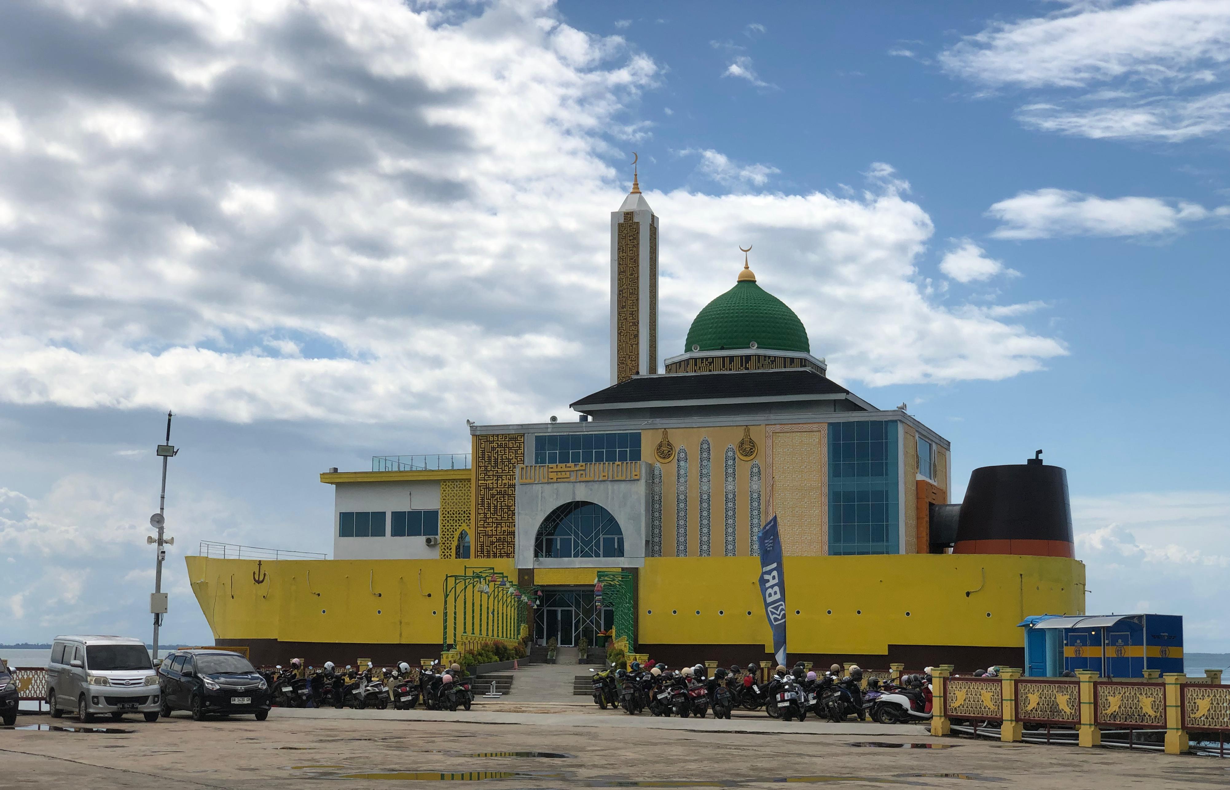 FAVORIT: Masjid Apung Sayyidina Jafar yang berbentuk kapal di Siring Laut Kotabaru.