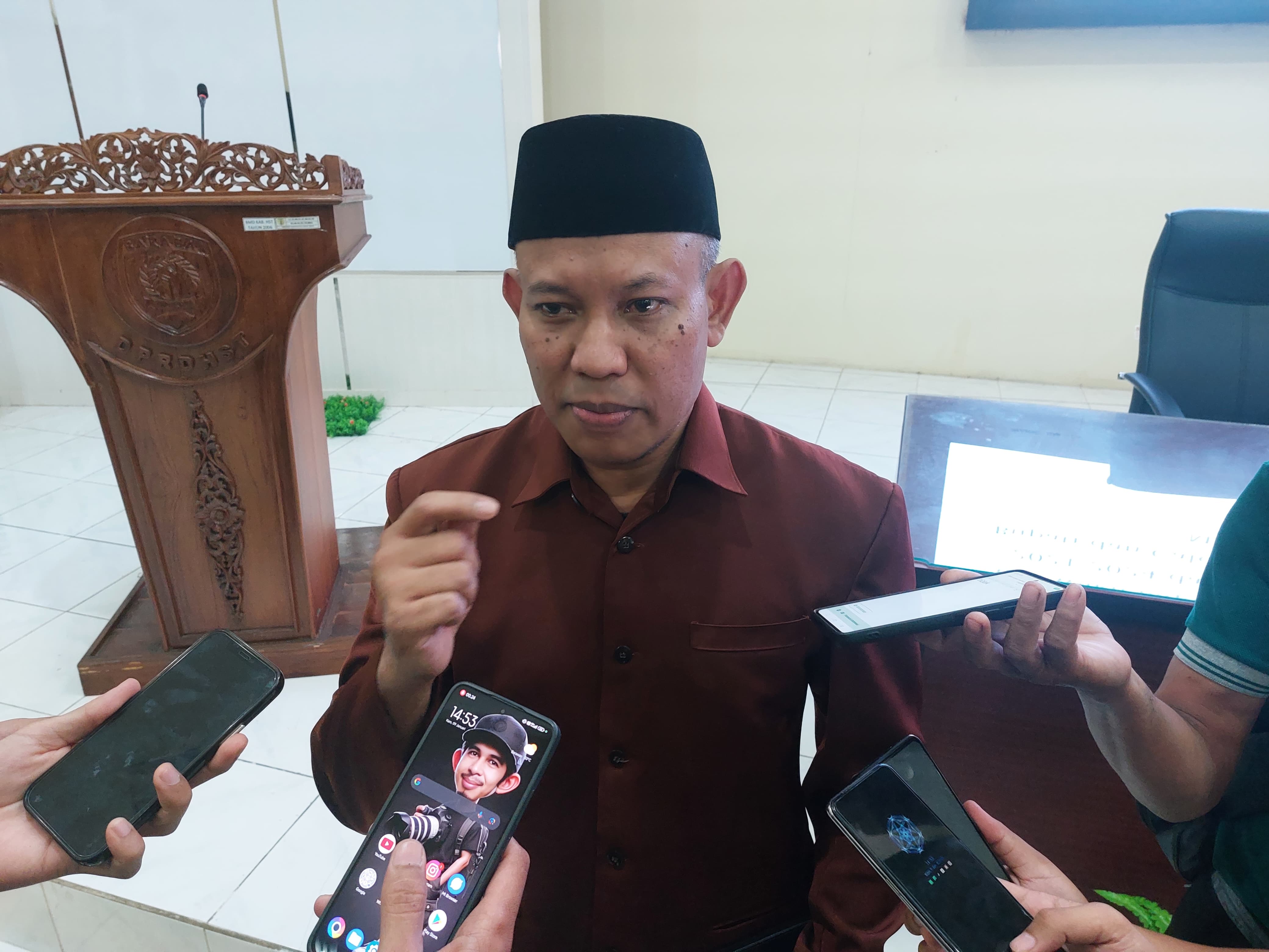 MENUNGGU JADWAL: Sekwan HST, Nuriono masih menunggu SK penetapan Ketua-Wakil Ketua DPRD HST untuk menjadwalkan pelantikan.