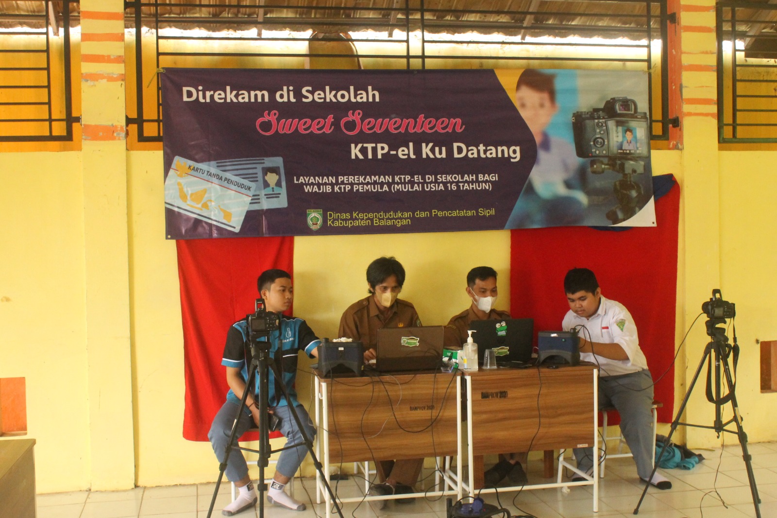 JEMPUT BOLA: Pelaksanaan Inovasi Direkam di Sekolah, Sweet Seventeen, KTPku Datang oleh Dinas Kependudukan dan Pencatatan Sipil (Disdukcapil) Kabupaten Balangan.