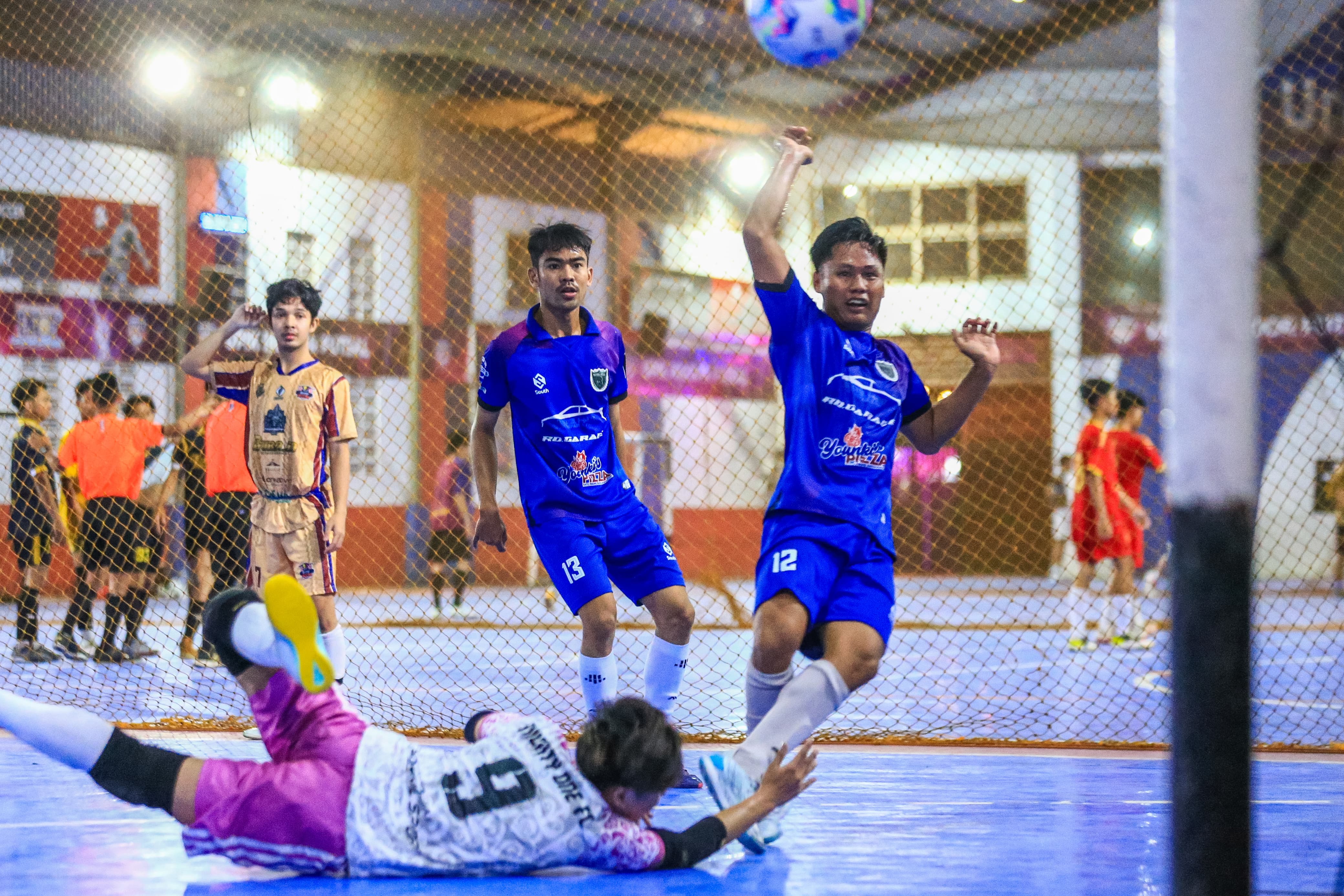 SERU: Suasana pertandingan Banjarmasin Youngster League 2025 yang dimulai, Kamis malam (3/7/2025) di UPIK Indoor Futsal, Banjarmasin.