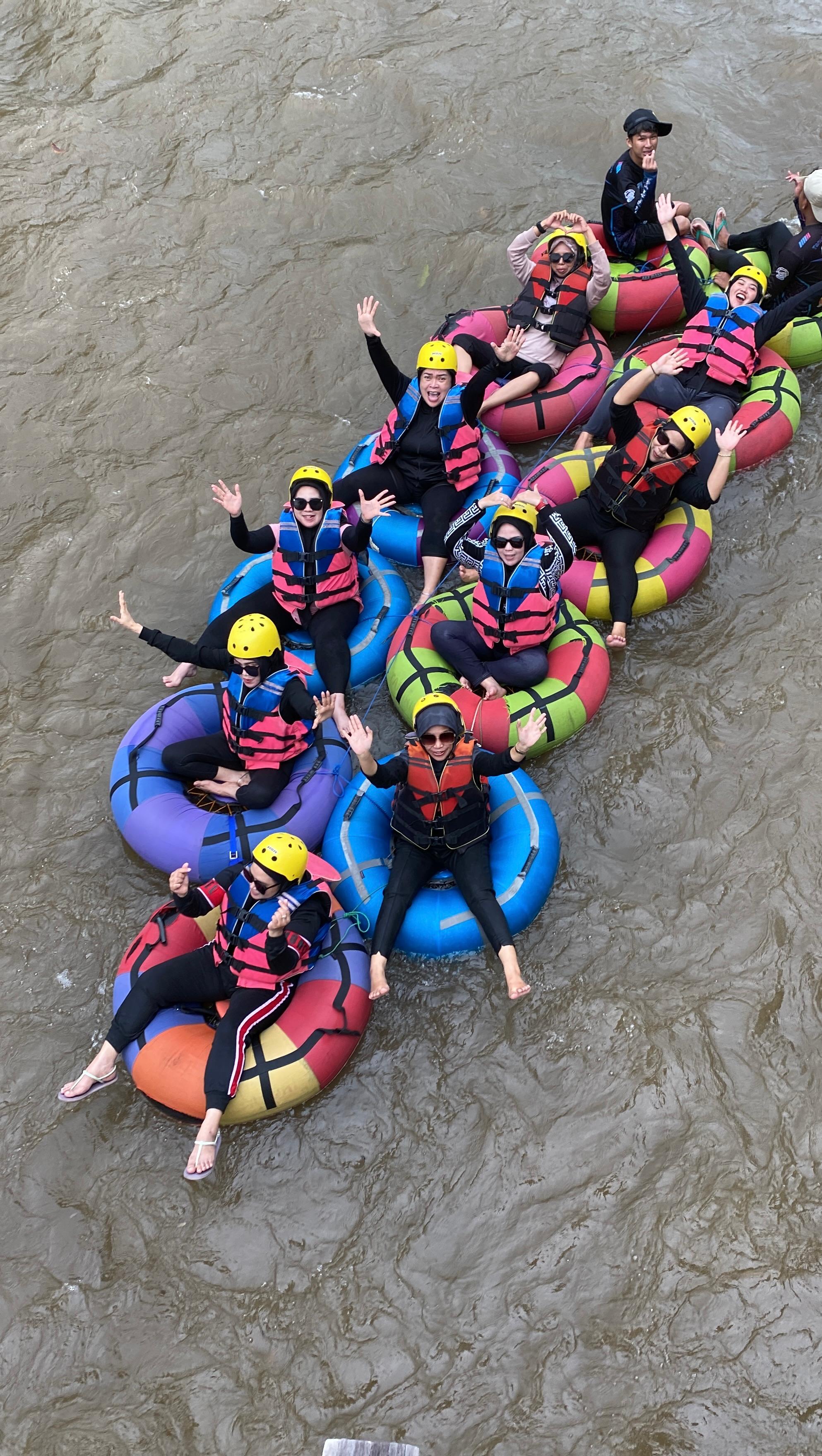 MENANTANG: Wisatawan menikmati objek wisata river tubing.