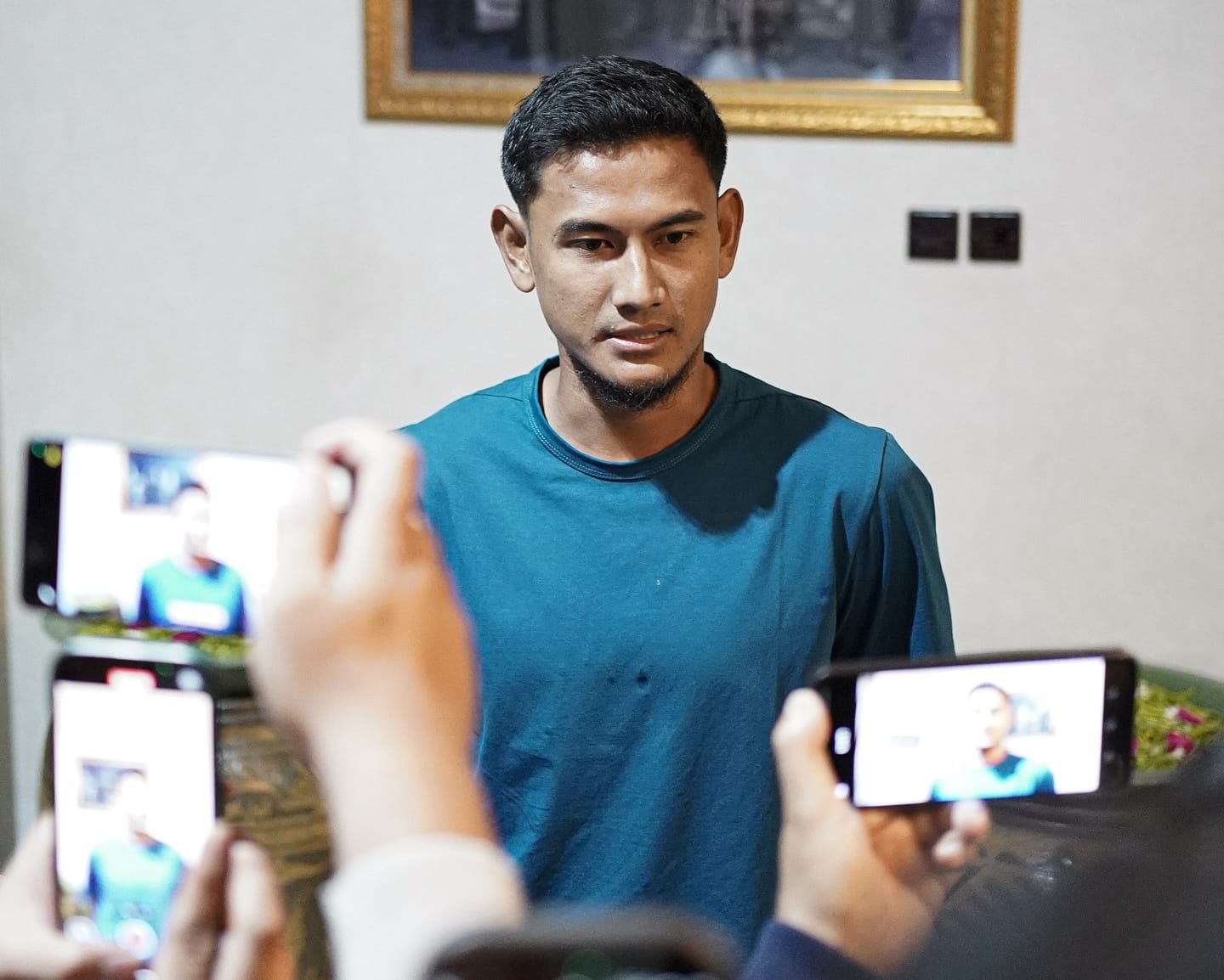 DIKONTRAK: Haudi Abdillah resmi menandatangani kontrak bersama PS Barito Putera di hadapan Owner Hasnuryadi Sulaiman, Kamis (3/7/2025) malam di Banjarmasin.