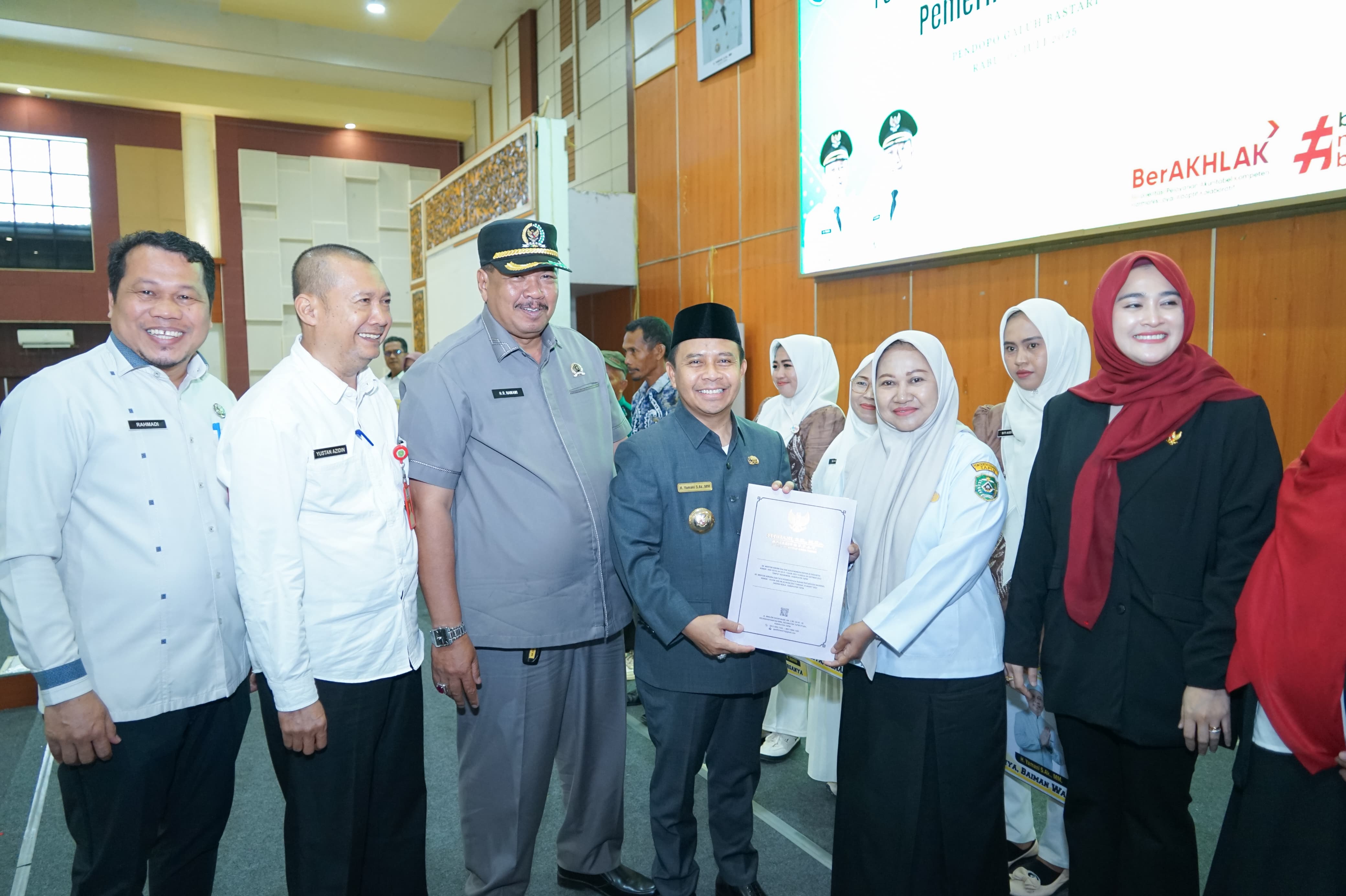 RESMI TERBENTUK: Bupati Tapin H Yamani menerima akta notaris pembentukan koperasi merah putih secara simbolis.