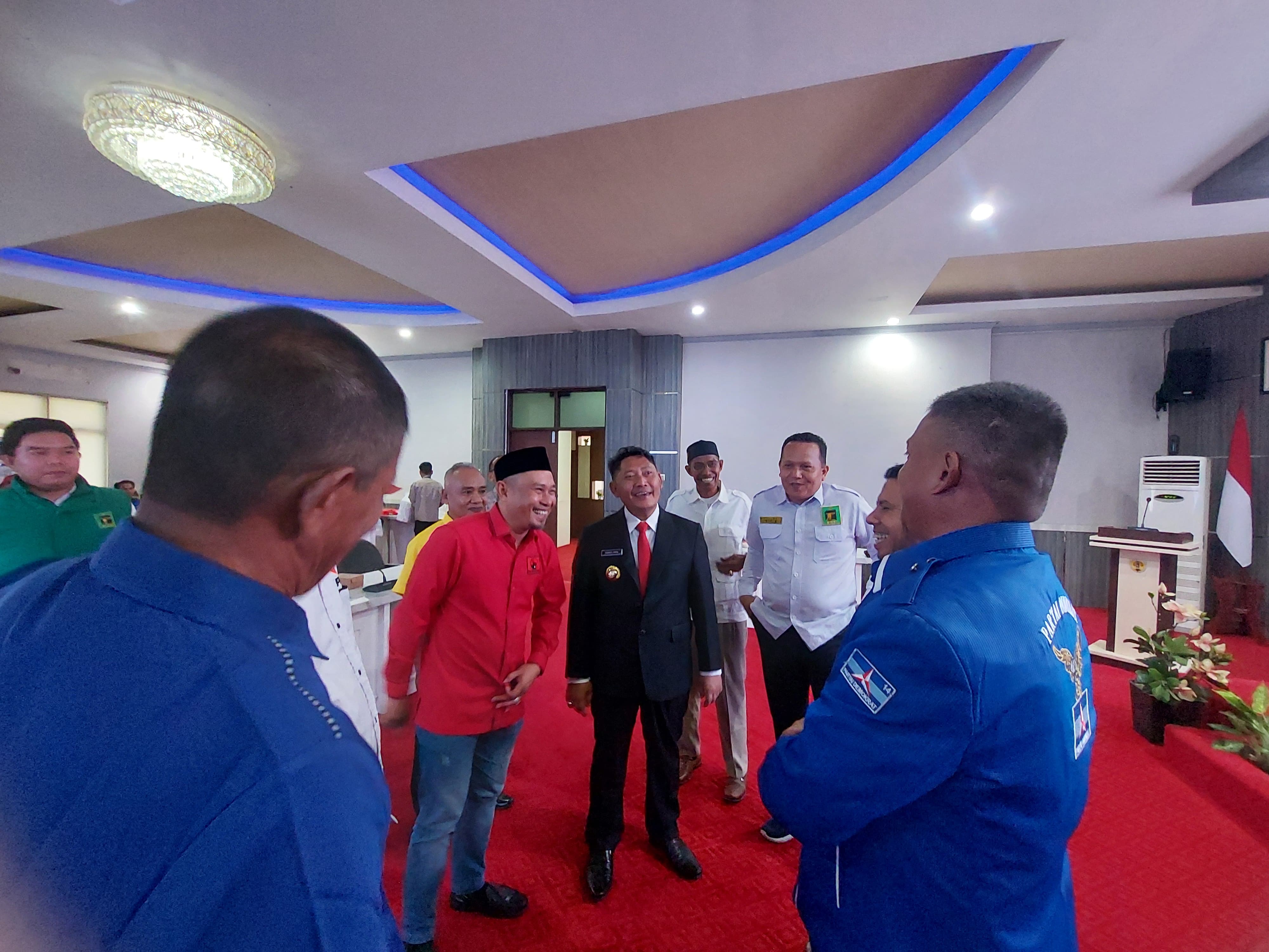 BERBINCANG: Para ketua partai di HST berdialog dengan Bupati Samsul Rizal usai penyerahan bantuan keuangan.