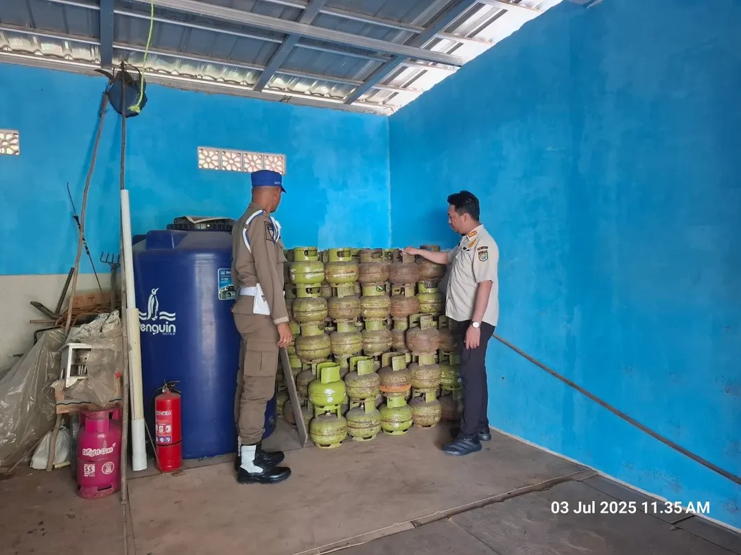 PENGECEKAN: Petugas gabungan mengecek ketersediaan gas melon di Kecamatan Kintap, Kamis (3/7/2025).