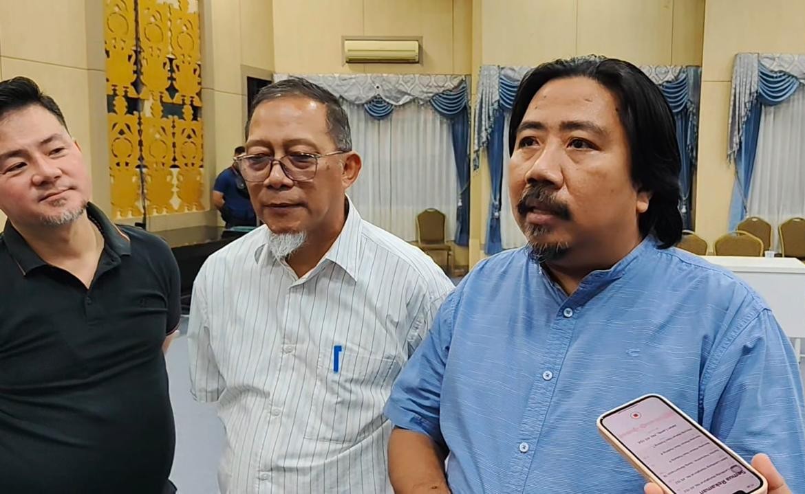 Ketua Komisi III DPRD Kota Banjarmasin, Faisal Hariyadi dan Dewas Perumda Pasar Baiman, Edy Wibowo. (Endang/Radar Banjarmasin)