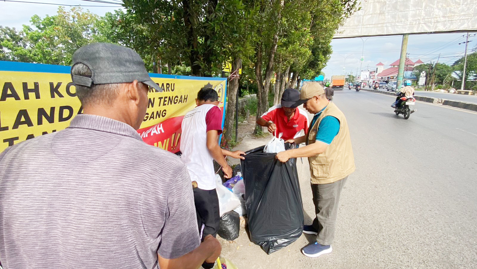 PEMBERSIHAN: Kelurahan Landasan Ulin Tengah saat melakukan pembersihan sampah yang berserakan di tepi Jalan A. Yani, Km 24.