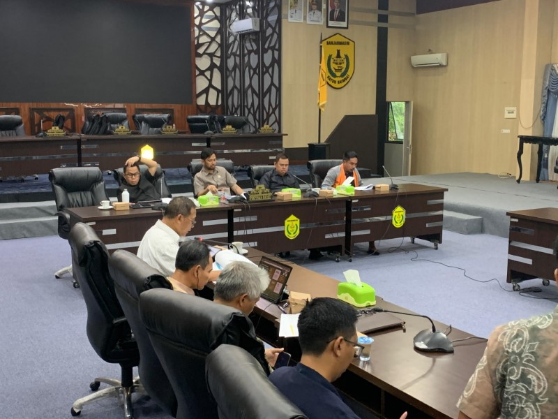 BAHAS ANGGARAN: Rapat pembahasan APBD Perubahan 2025 antara Banggar dan TAPD di gedung DPRD Banjarmasin, Jumat (4/7).