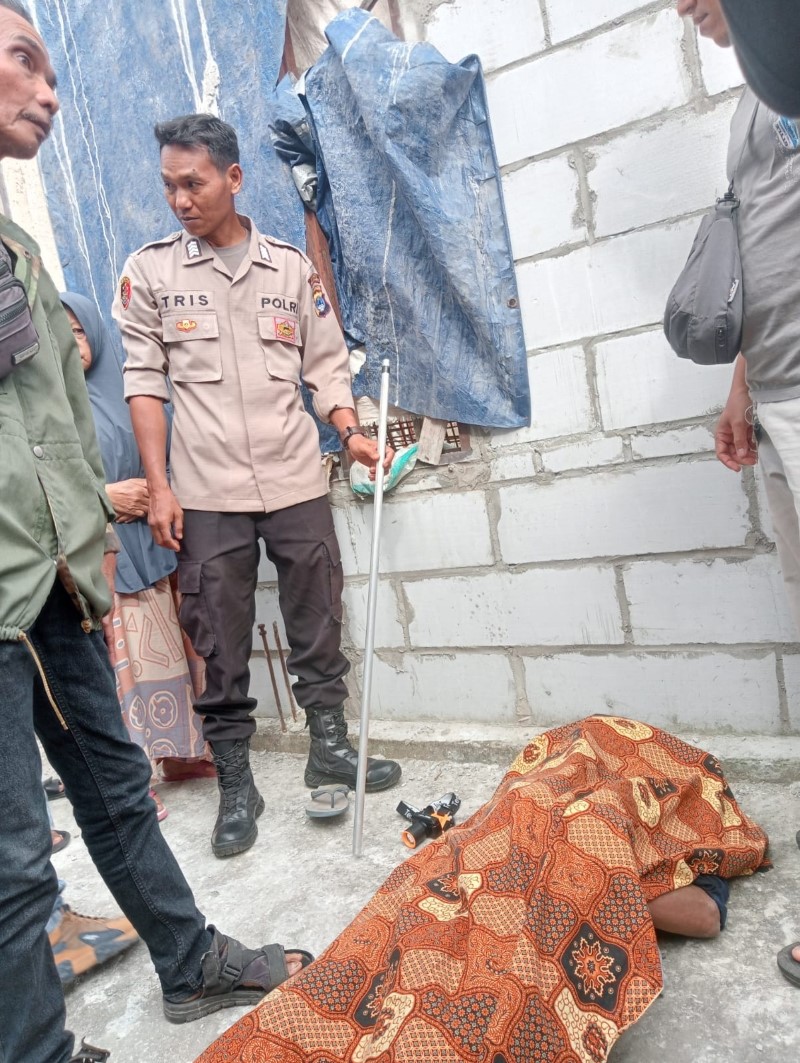 JENAZAH: Mahyuni (50) ditemukan dalam posisi telungkup dengan tangan memegang sumpit ikan.