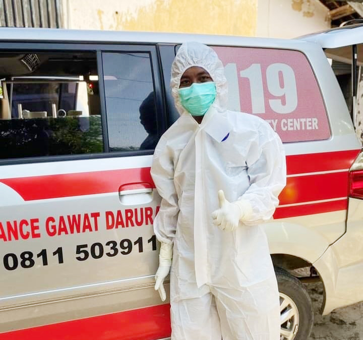 BERFOTO: Muhammad Aboe Dzar Al-Ghifary berfoto dengan ambulans yang ia bawa.