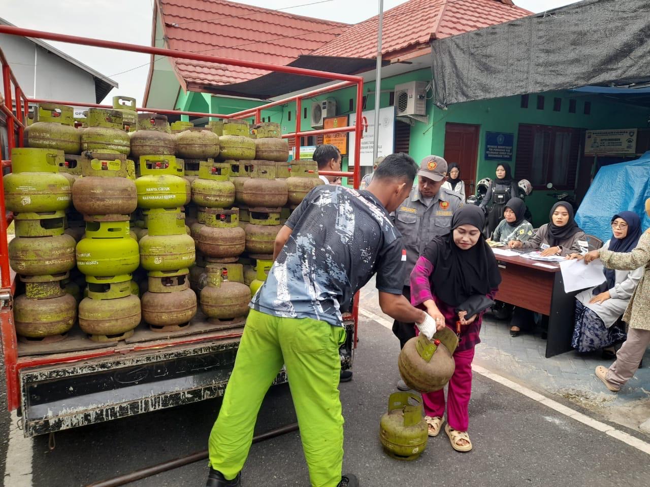 Bagian Perekonomian dan SDA Setdako Banjarmasin menggelar operasi pasar gas LPG 3 Kilogram di Kelurahan Sungai Bilu. (Endang/Radar Banjarmasin)