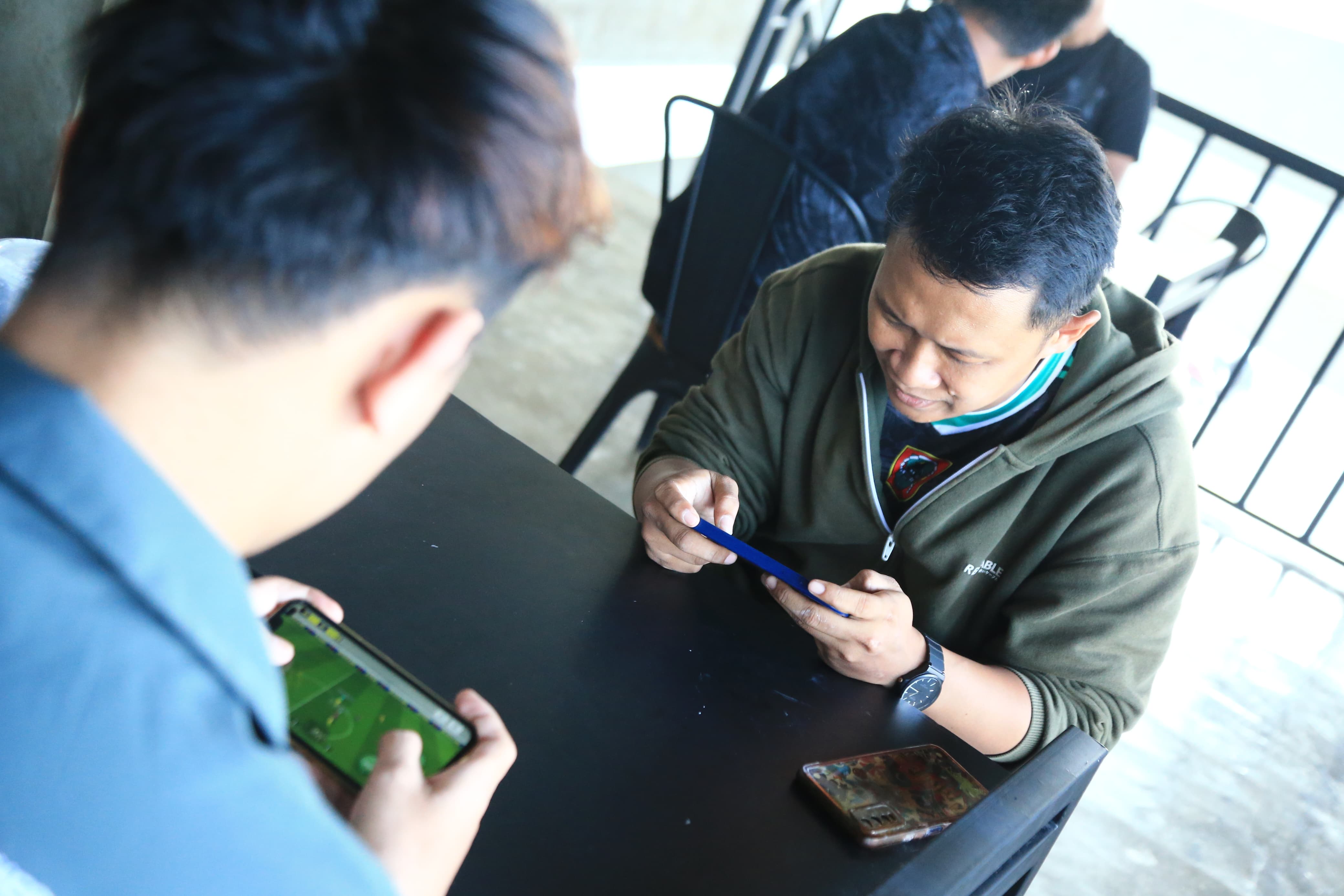 ANTUSIAS: Para peserta dari berbagai daerah di Kalsel antusias mengikuti turnamen eFootball Mobile yang digelar komunitas Banua eFootball Mobile, Minggu (6/7/2025). (M Idris Jian Sidik)