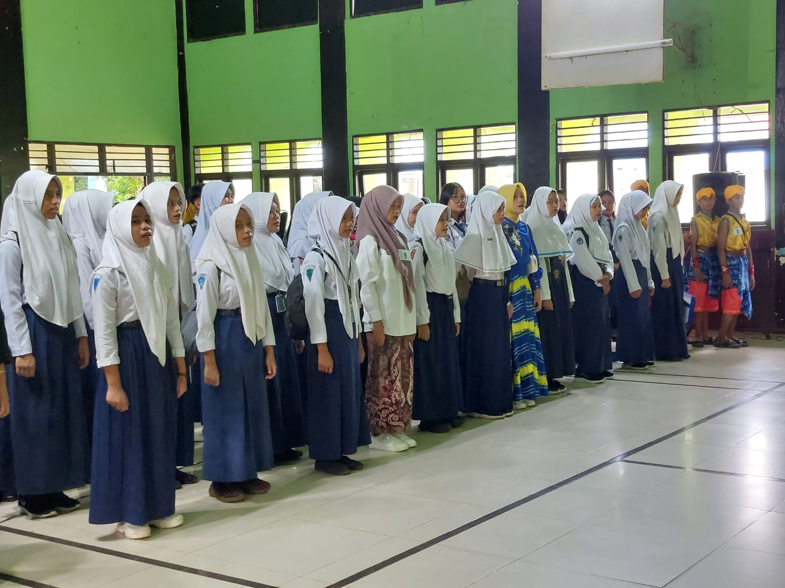SENI: Para pelajar jenjang SMP saat mengikuti pembukaan Festival Lomba Seni dan Sastra Siswa Nasional (FLS3N) tahun 2025. (Foto : Disdikbud Tala)