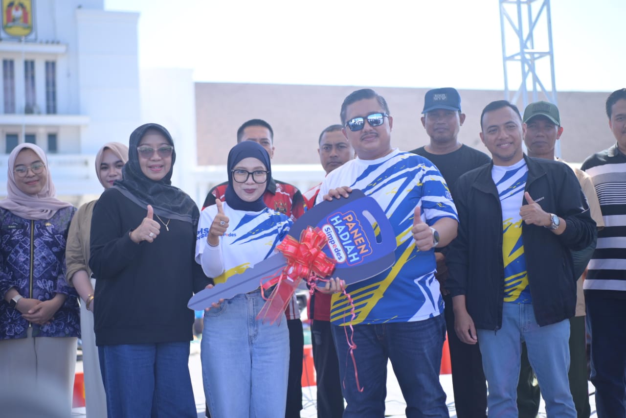 SIMBOLIS:Penyerahan hadiah Grand Prize mobil Suzuki Ertiga GL MT (diwakilkan ibu Evie) Panen Hadiah Simpedes periode undian Semester 2 tahun 2024.(Foto:BRI Martapura)