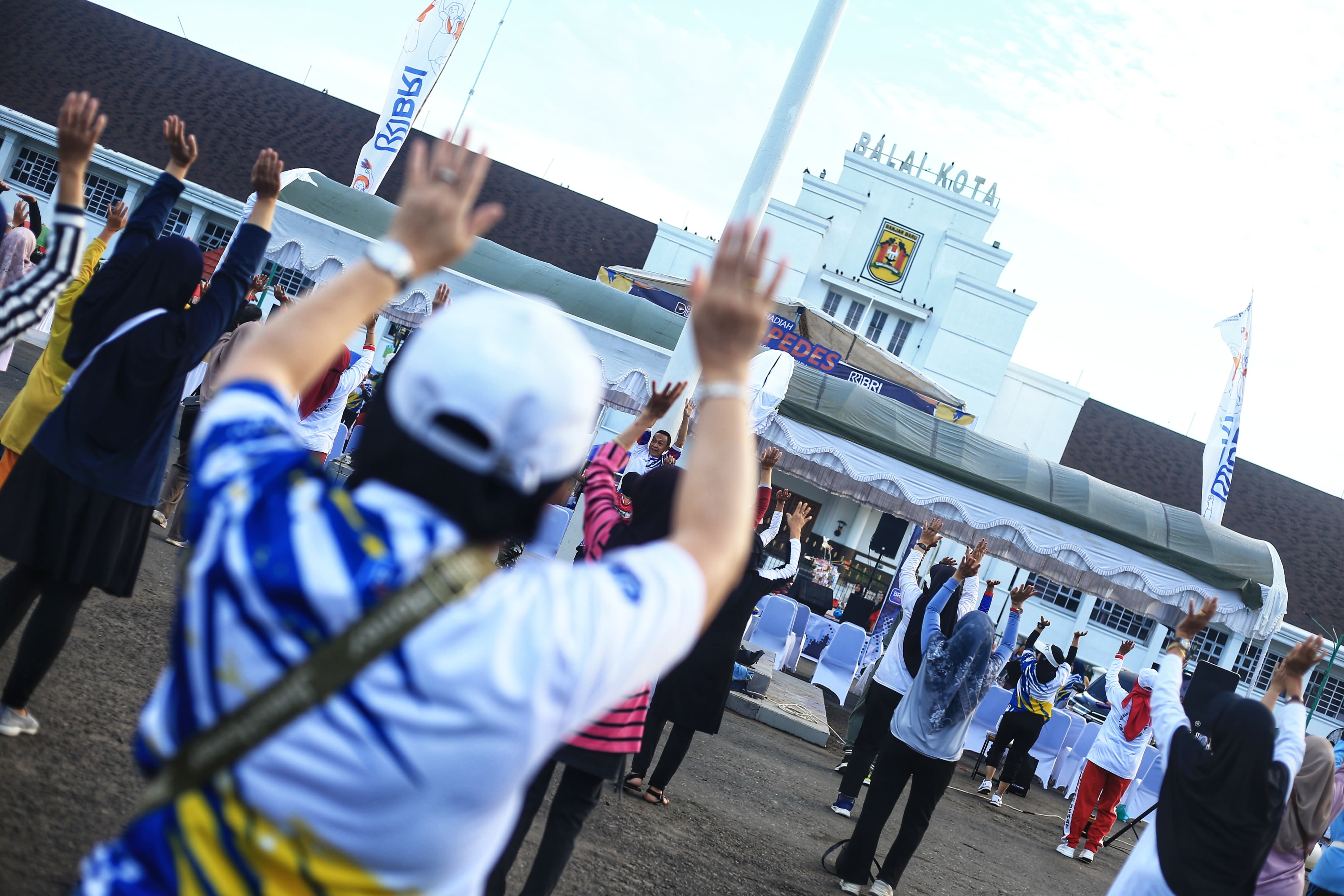 SENAM PAGI: Gelaran Panen Hadiah Simpedes (PHS) yang digelar BRI Branch Office Martapura di Lapangan Murjani Banjarbaru, berlangsung meriah, Minggu (6/7/2025).(Foto:M Idris Jian Sidik)