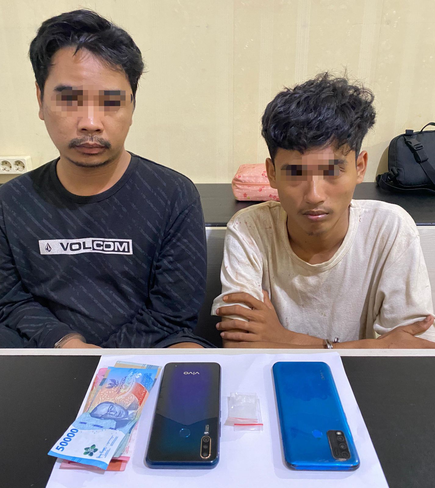 DIRINGKUS: Dua tersangka kasus sabu diamankan petugas Polsek Satui usai penangkapan di depan SDN 6 Makmur Mulia, Tanah Bumbu. (Foto: Polsek Satui untuk Radar Banjarmasin)