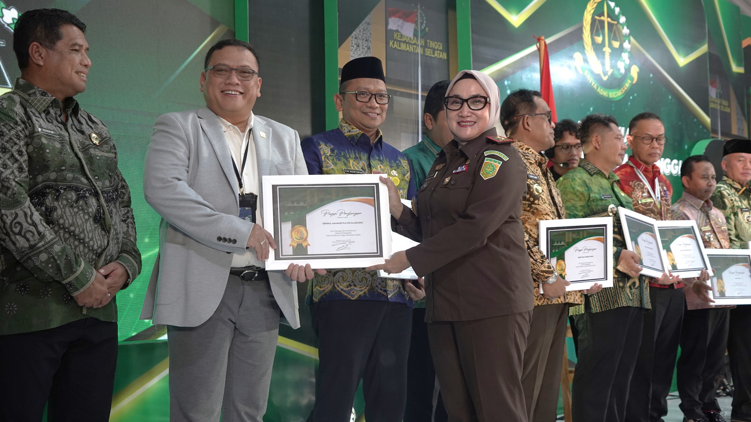 APRESIASI: Sebagai bentuk penghargaan atas peran penting PLN, Kejati Kalsel juga memberikan apresiasi khusus kepada PLN UID Kalselteng atas dukungan dalam pembangunan dan peresmian gedung baru ini.