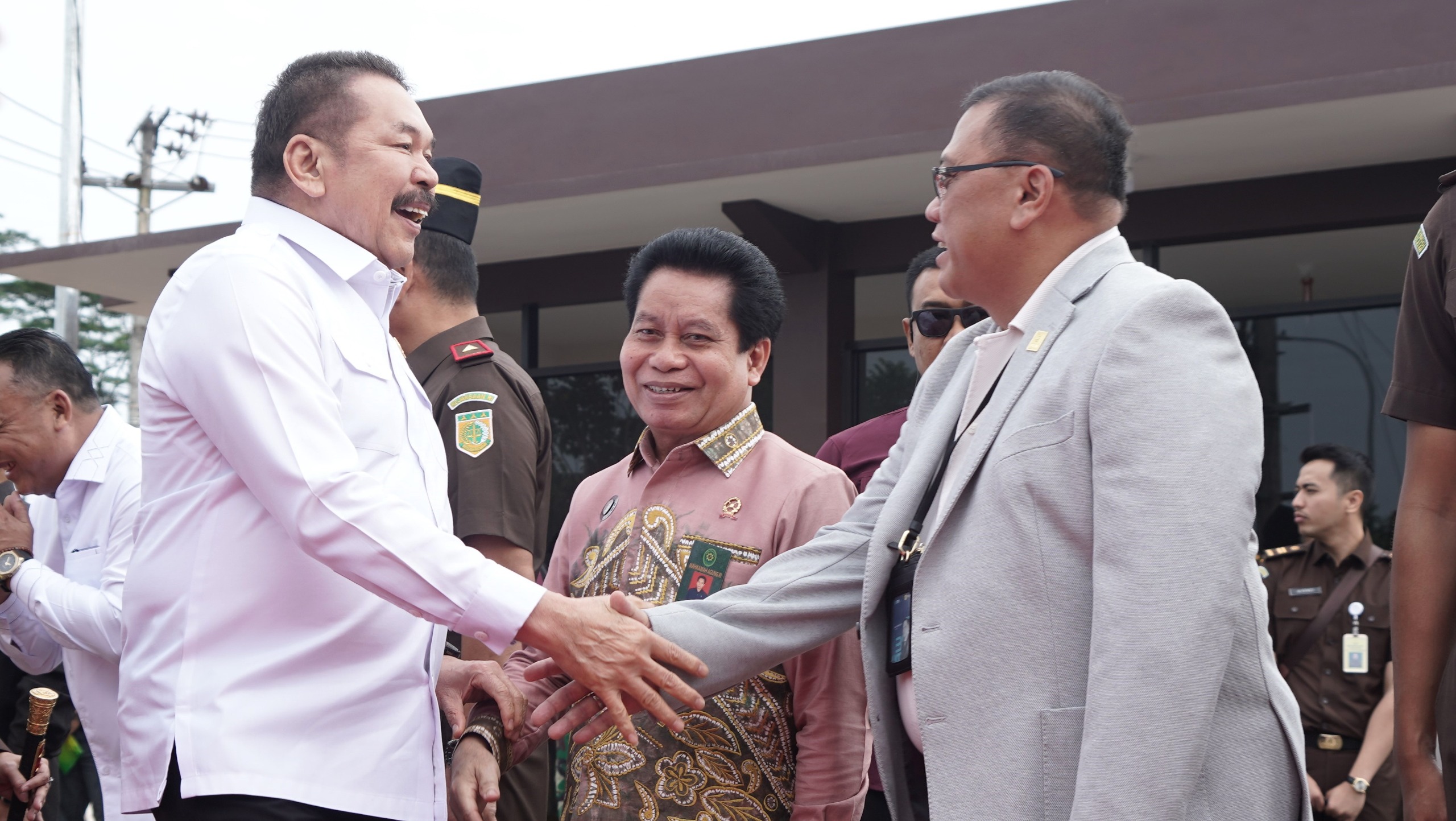 BERSALAMAN:GM PLN UID Kalselteng, Iwan Soelistijono bersama Jaksa Agung RI, Dr St Burhanuddin SH MH di peresmian gedung baru Kejati Kalsel, Kamis (3/7/2025) di Banjarbaru.(Foto-foto:PLN UID Kalselteng
