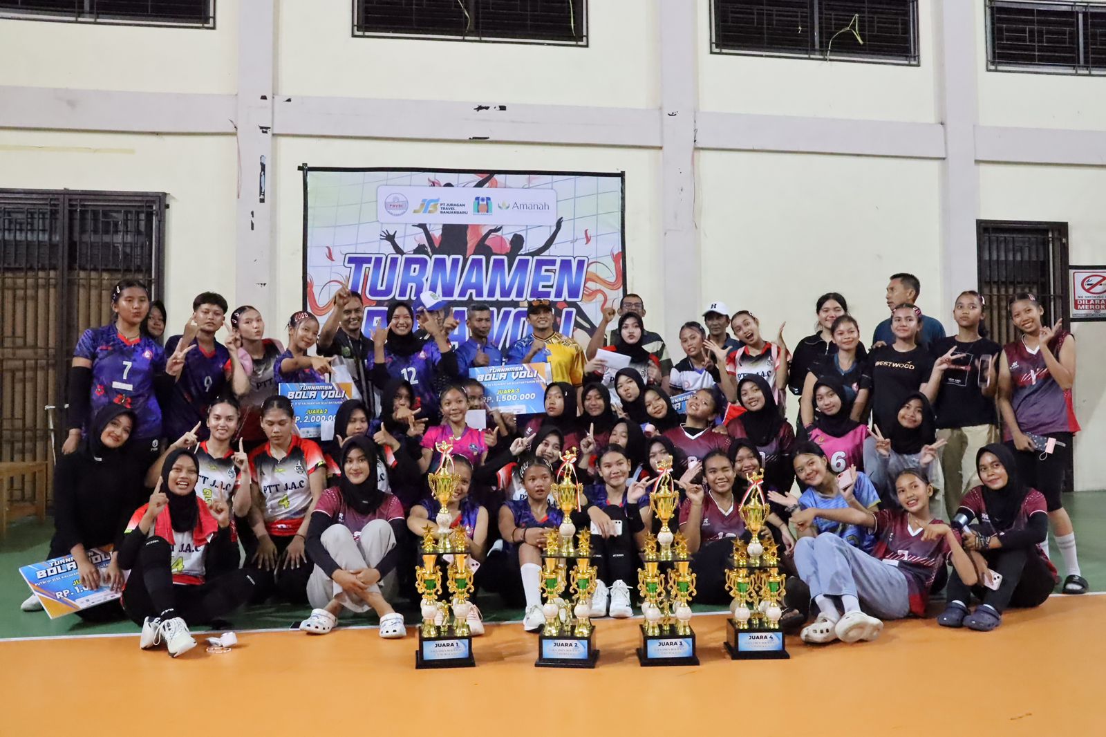 TROFI: Para juara Turnamen Voli Putri U-21 se-Kalsel 2025 berpose usai penyerahan trofi. (M Idris Jian Sidik)