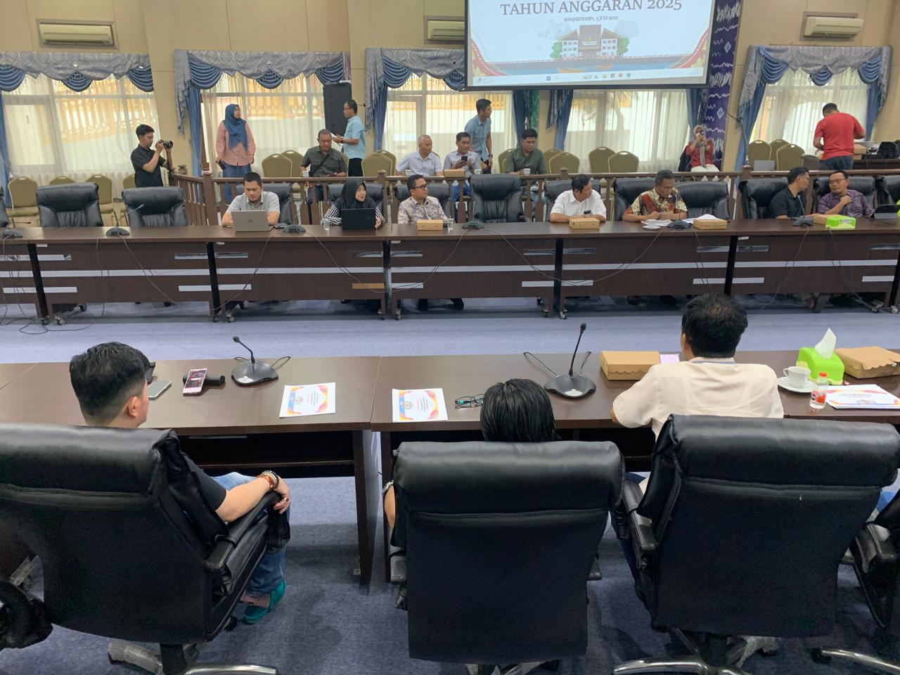 EVALUASI: Rapat Banggar DPRD Banjarmasin dan direksi Perumda Pasar Baiman di gedung dewan, Sabtu (5/7).