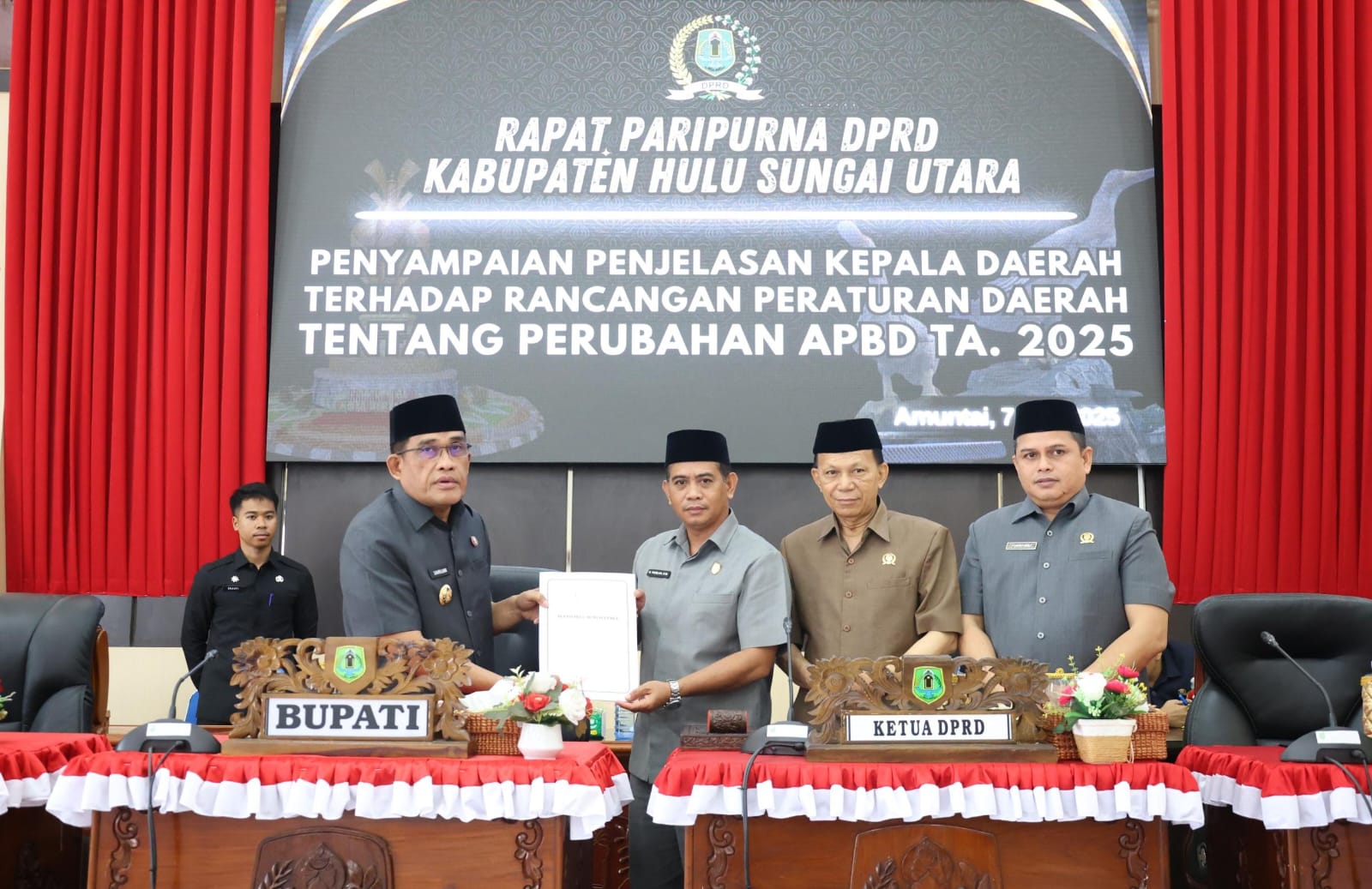 HADIR:Bupati Kabupaten HSU, H Sahrujani (kiri) menyerahkan draft penjelasan Kepala Daerah terkait Raperda APBD Perubahan tahun 2025 ke Ketua DPRD HSU H Fadilah, Senin (7/7/2025).