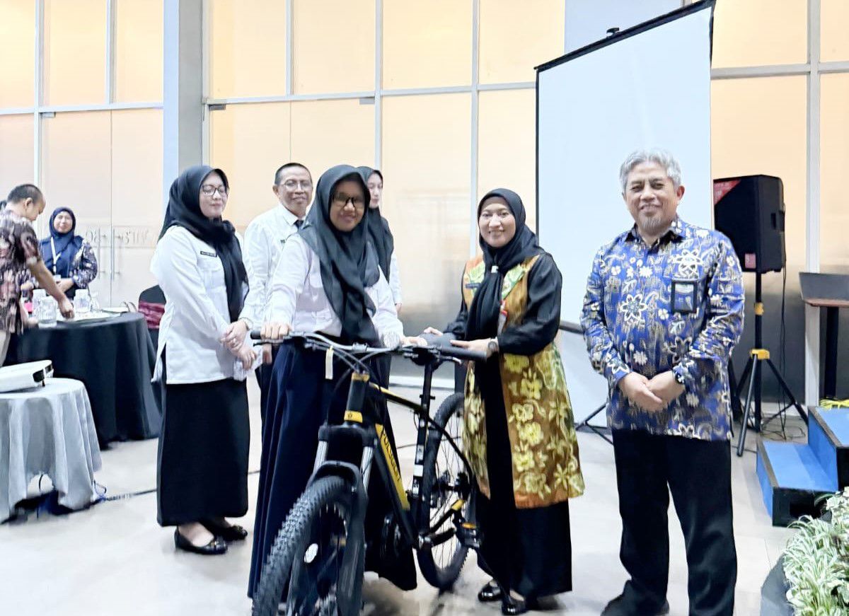 DAPAT HADIAH:Pj Sekda Tanah Bumbu, Yulian Herawati menyerahkan hadiah sepeda kepada Kabid DKPP, Rabiyah, sebagai peserta terbaik pelatihan.