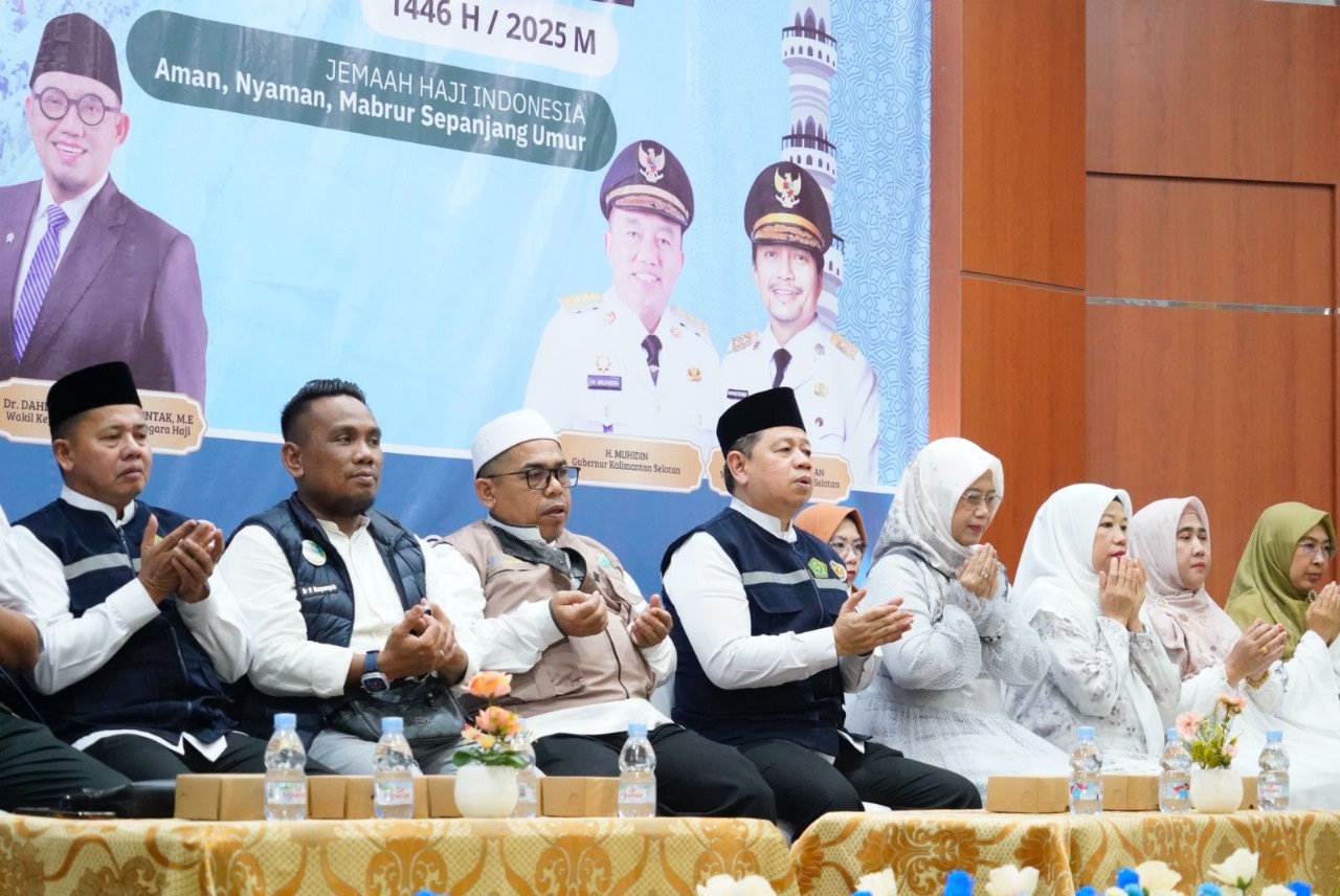 BERDOA: Kepala Kanwil Kemenag Kalsel Muhammad Tambrin saat menyambut kedatangan jemaah haji Kalsel. Ia memastikan pencarian jemaah haji Banjarbaru Hasbullah Ihsan hilang di Makkah terus dilakukan.