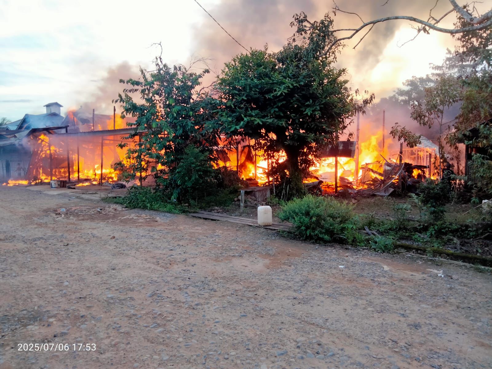 TERBAKAR: Musibah terbakarnya empat rumah di Desa Bakau Kecamatan Pamukan Utara Kotabaru. Foto: Humas Polres Kotabaru.