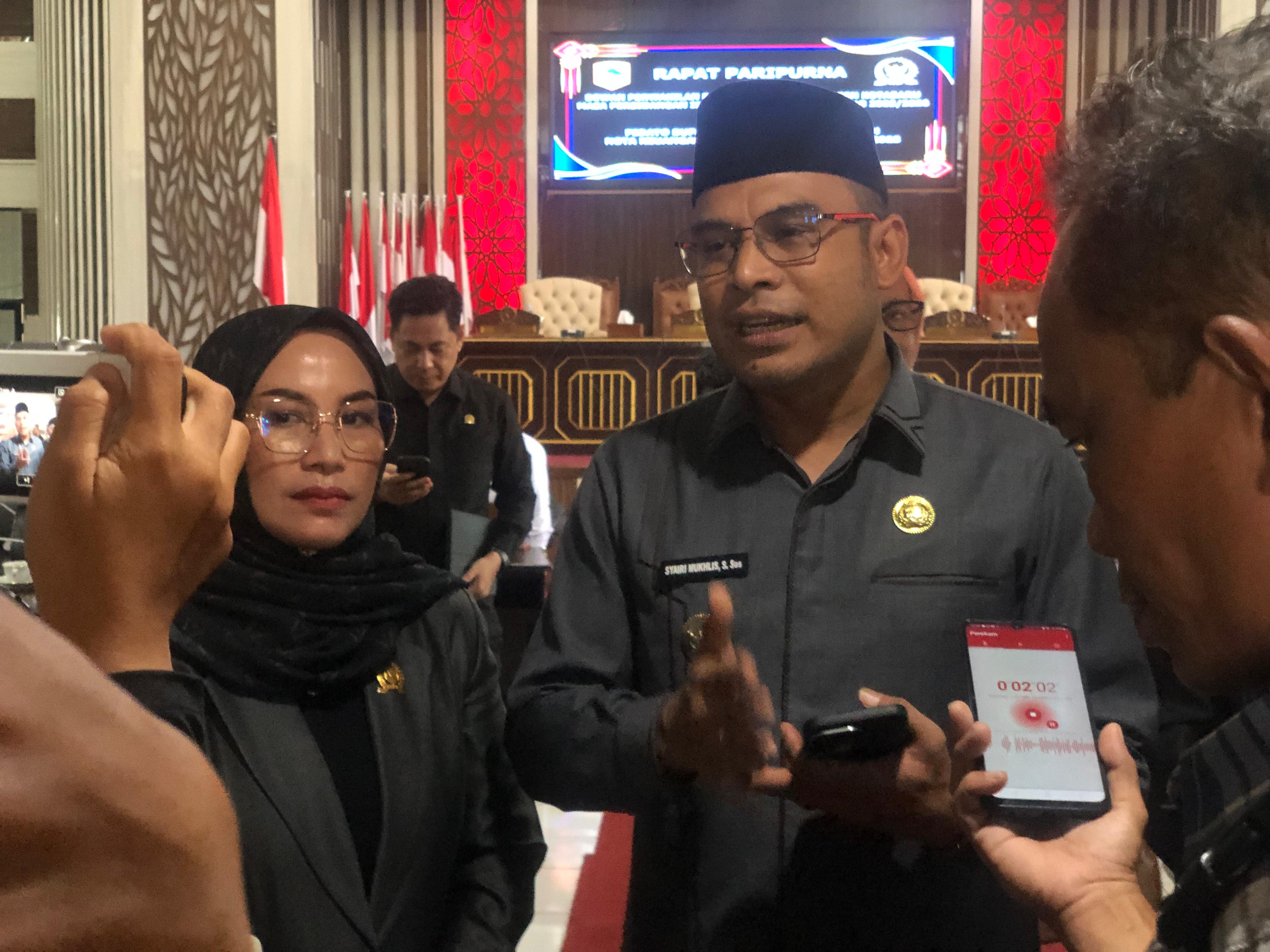 Didampingi Ketua dan Wakil Ketua DPRD Kotabaru, Wakil Bupati Kotabaru Syairi Mukhlis menjelaskan tentang bantuan perlengkapan sekolah siswa. (Jumain/ Radar Banjarmasin)