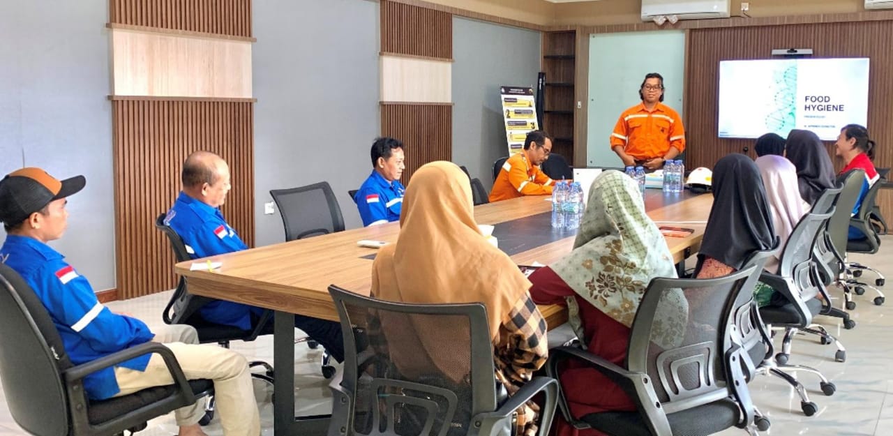 MENYIMAK:Para peserta memperhatikan paparan narasumber dalam pelatihan Food Handling yang digelar PT Arutmin Indonesia.