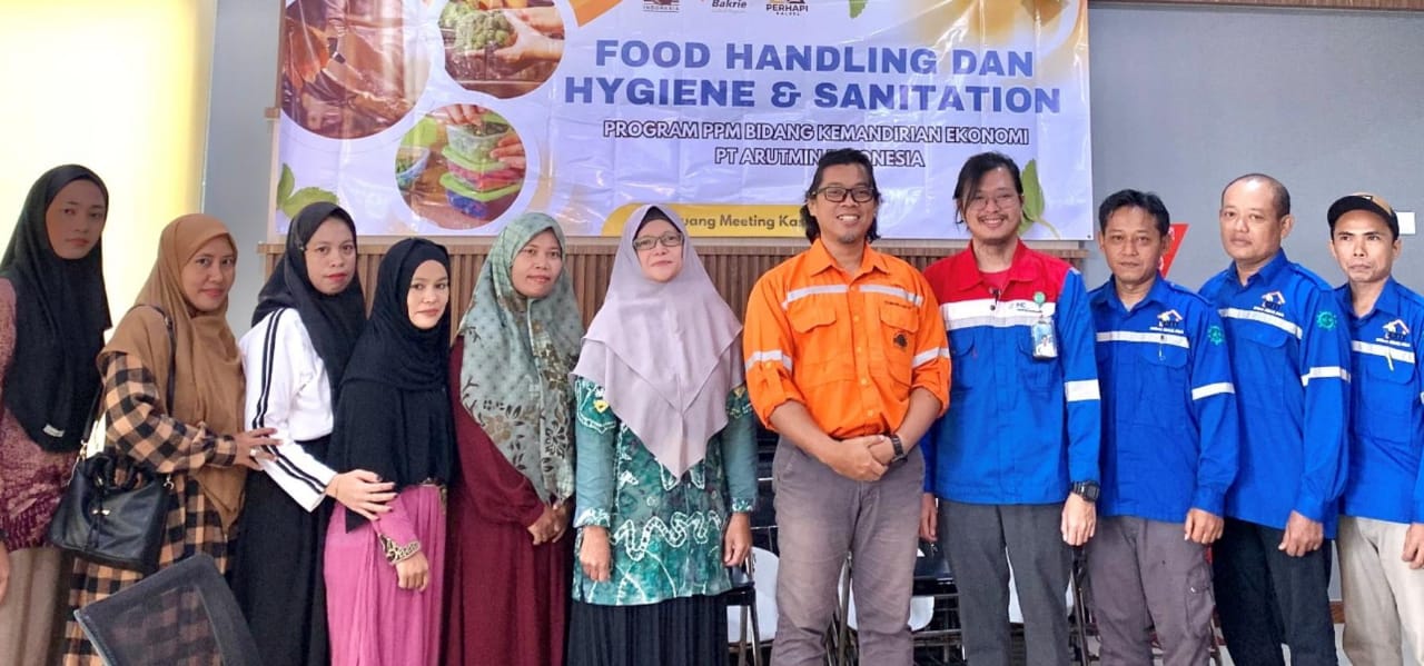 PEMBINAAN:Perwakilan manajemen PT Arutmin Indonesia berfoto bersama para pelaku UMKM sektor pangan dalam pelatihan Food Handling, Hygiene, and Sanitation di Arutmin Tambang Kintap, Kamis (26/6/2025).