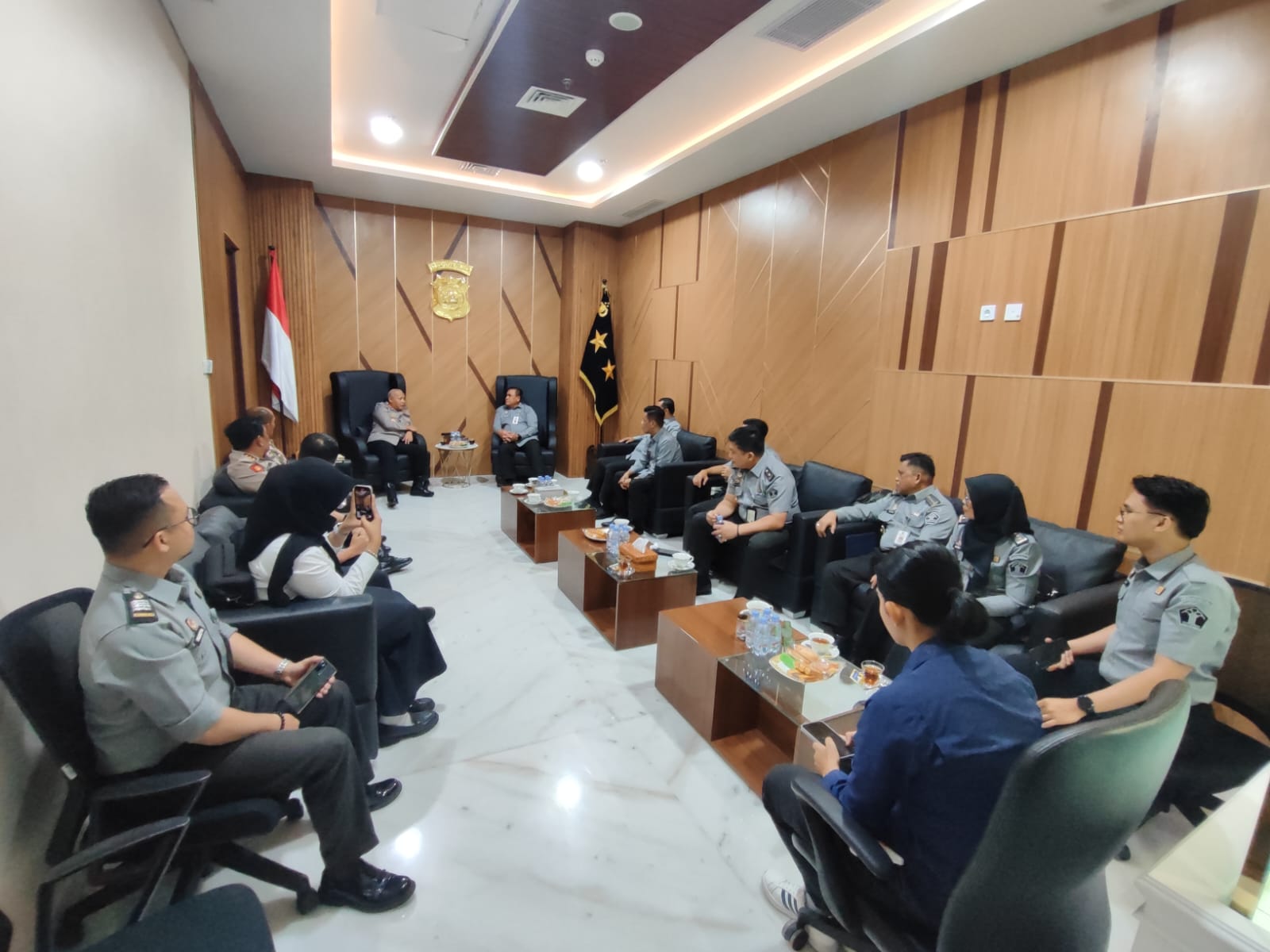 SINERGI: Jajaran Kanwil Kemenkum Kalsel dan Polda Kalsel berfoto bersama di Ruangan Kapolda Kalsel, Selasa (8/7).(Foto-foto: Kanwil Kemenkum Kalsel)
