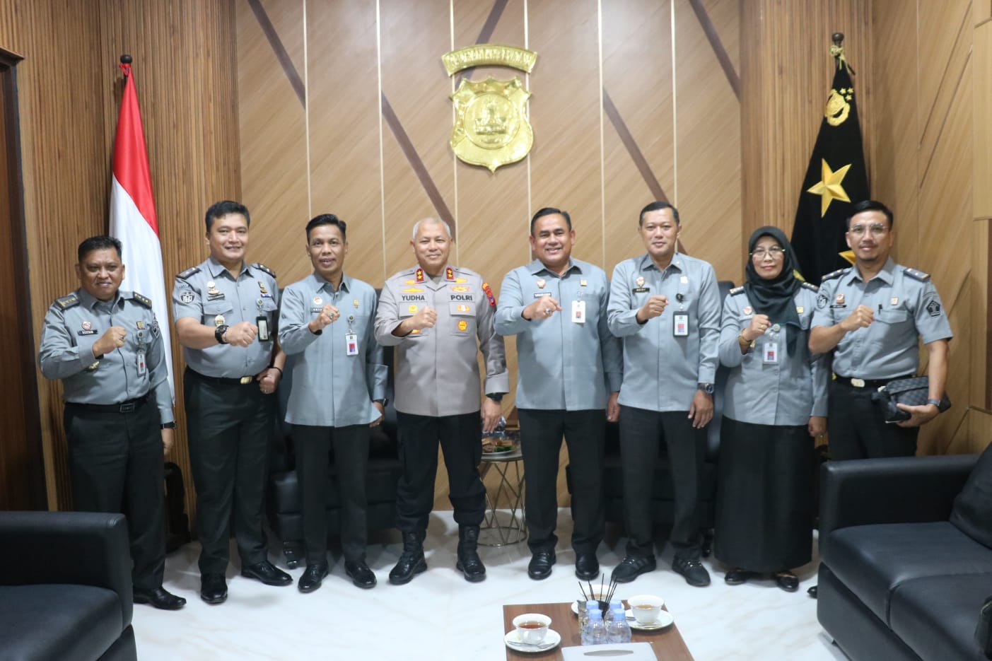 SINERGI: Jajaran Kanwil Kemenkum Kalsel dan Polda Kalsel berfoto bersama di Ruangan Kapolda Kalsel, Selasa (8/7).(Foto-foto: Kanwil Kemenkum Kalsel)