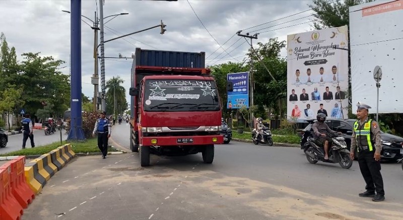 RAZIA: Razia truk angkutan di Bundaran Kayu Tangi, Senin (7/7) sore.