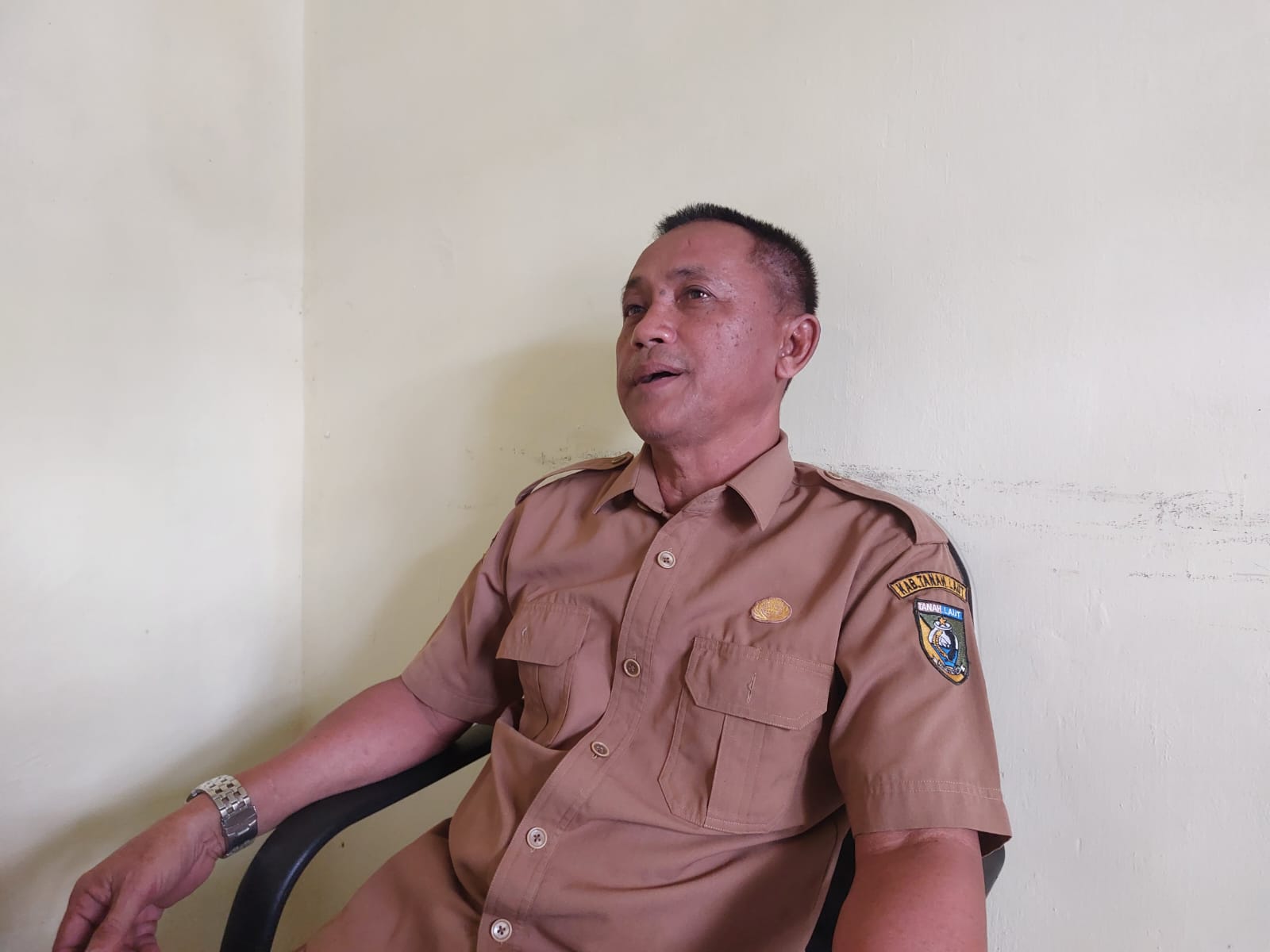 ANGKAT BICARA : Kepala Desa Sungai Bakar, Hadran saat menceritakan Embung Bakar yang dibangun BWS Kalimantan III. (Foto : Norsalim Yahya/Radar Banjarmasin)