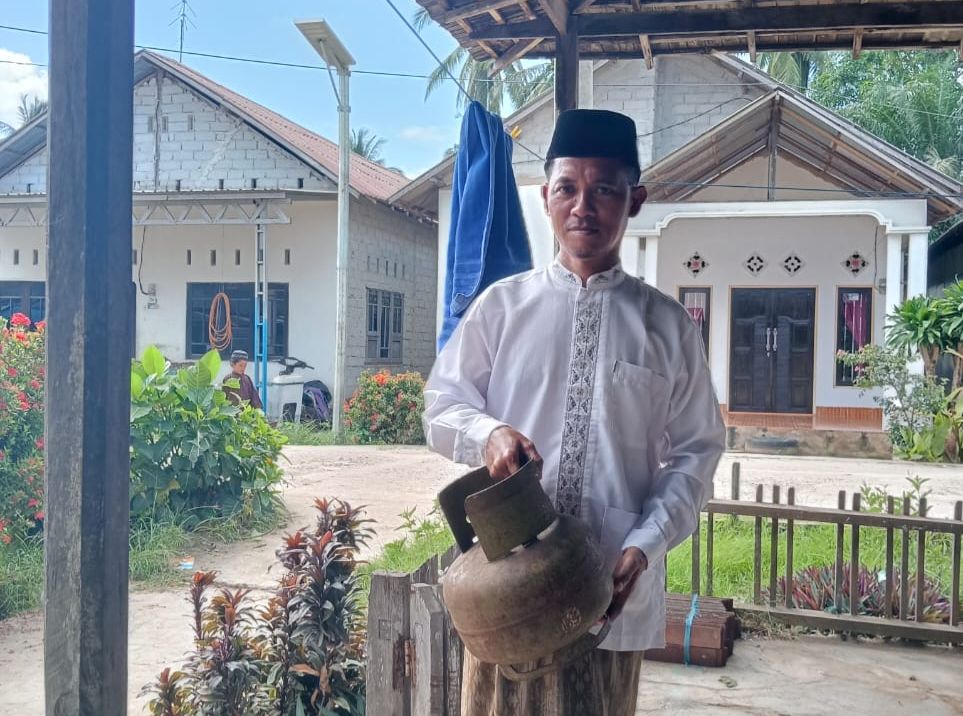 PRIHATIN: Sambil memperlihatkan gas melon miliknya Berahing warga Desa Teluk Tamiang mengutarakan bentuk kekecewaannya. Foto: Berahing untuk Radar Banjarmasin.