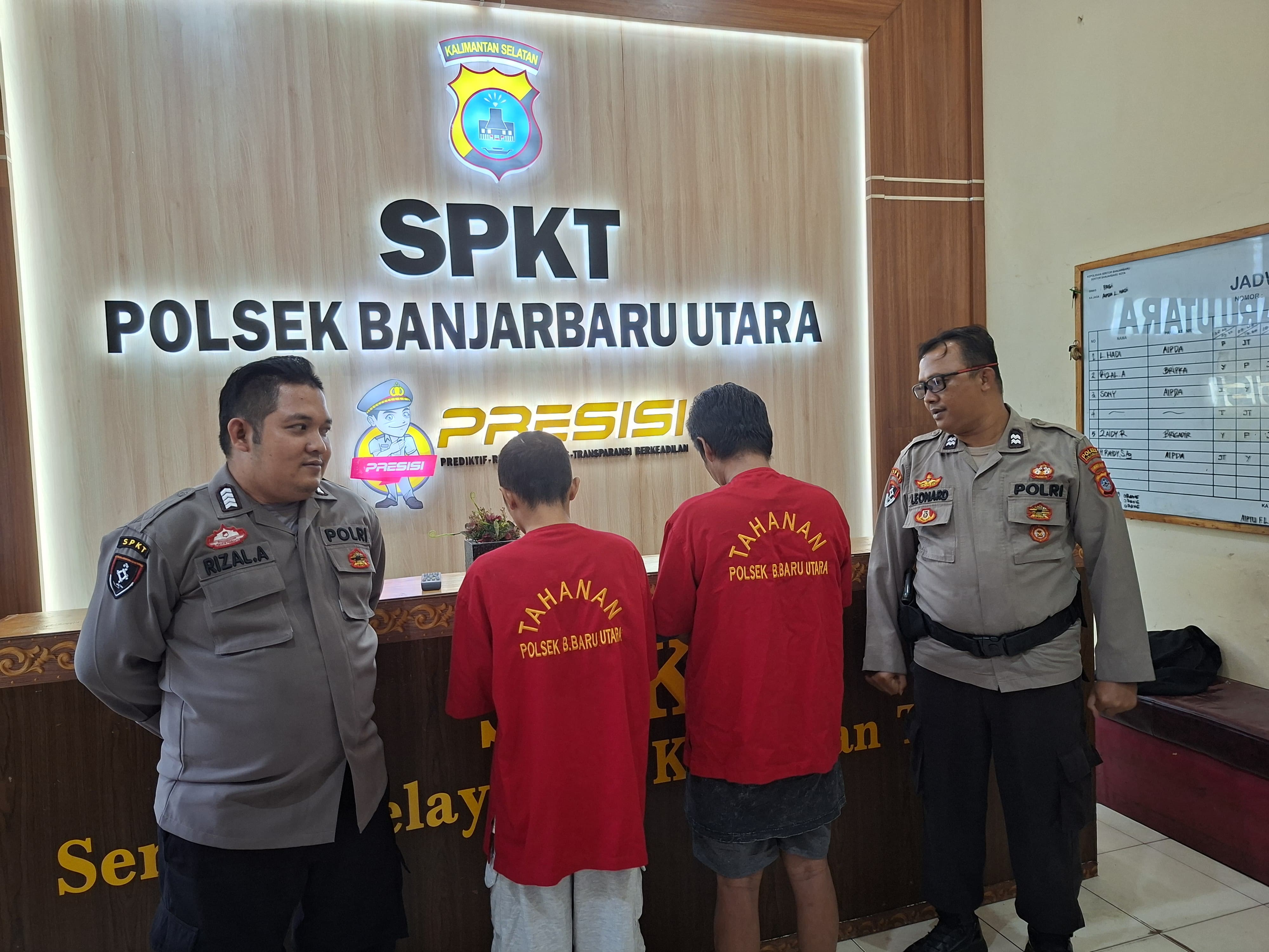 DIAMANKAN: Seorang oknum ustaz berinisial MS dan rekannya RP saat dihadirkan jajaran Polsek Banjarbaru Utara, Selasa (8/7). (HUMAS POLSEK BANJARBARU UTARA)