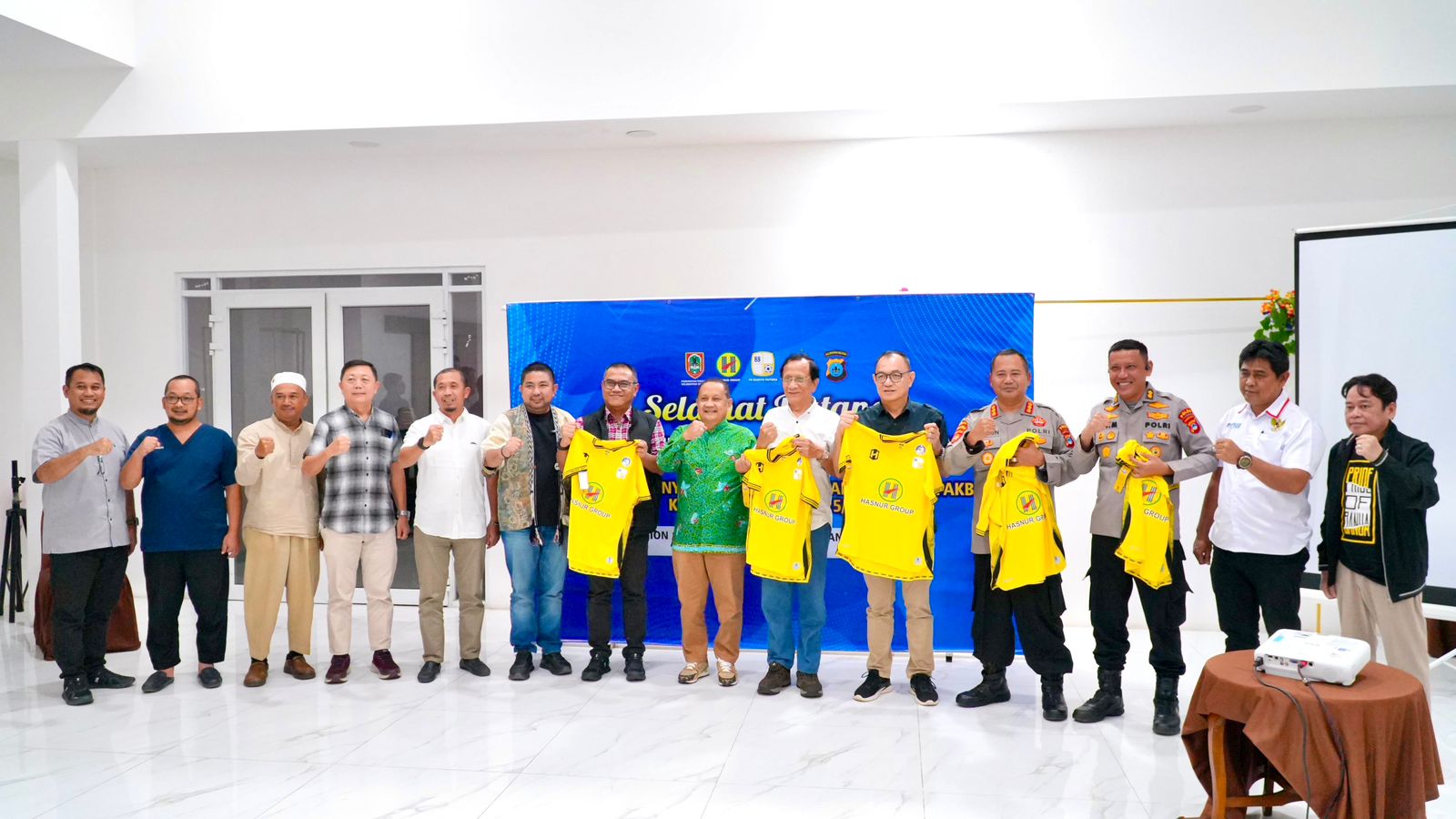 Exco PSSI Kalsel M. Syaripuddin (Bang Dhin) saat menghadiri koordinasi awal risk assessment bersama tim Ditpamobvit POLRI di Banjarmasin, Senin malam (7/7/2025). (M Idris Jian Sidik)