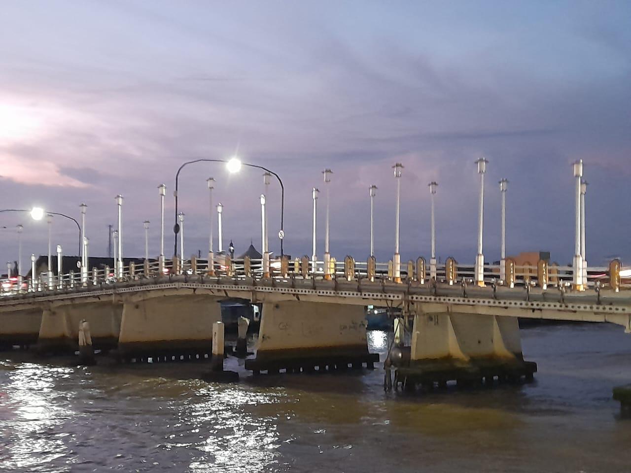 Komponen air mancur di Jembatan Pasar Lama kembali raib.(Foto : Endang/Radar Banjarmasin)