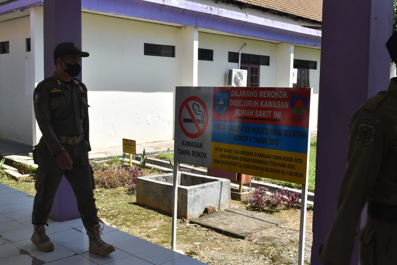PATROLI : Satpol PP dan Damkar Kabupaten HSS saat patroli penegakan Perda KTR. Foto Satpol PP dan Damkar HSS untuk Radar Banjarmasin