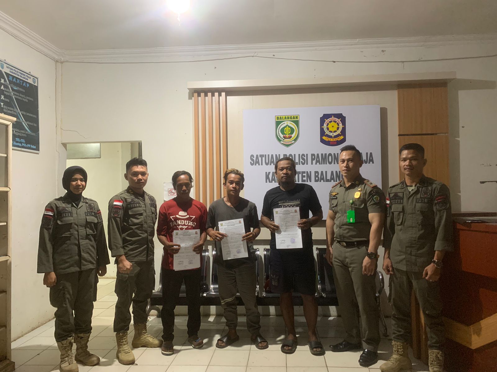 DICIDUK : Tiga pria asal Desa Sungai Pumpung, Kecamatan Awayan, Kabupaten Balangan, diamankan jajaran Polsek Awayan, Senin (7/7), lantaran melakukan pungutan liar (pungli). (Satpol PP Balangan untuk R