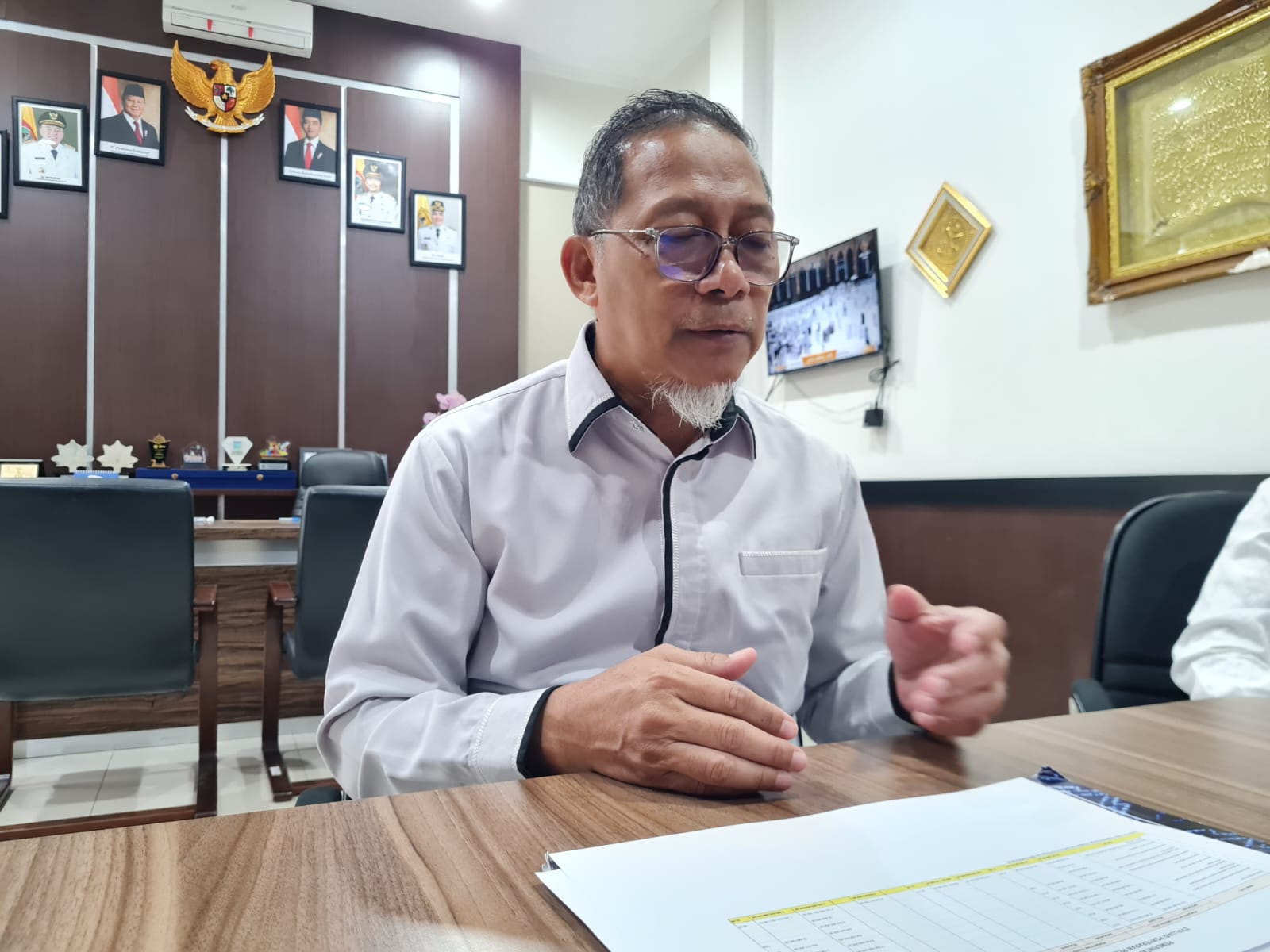WAWANCARA: Kepala BPKPAD Banjarmasin, Edy Wibowo ketika memberikan keterangan kepada wartawan.  .