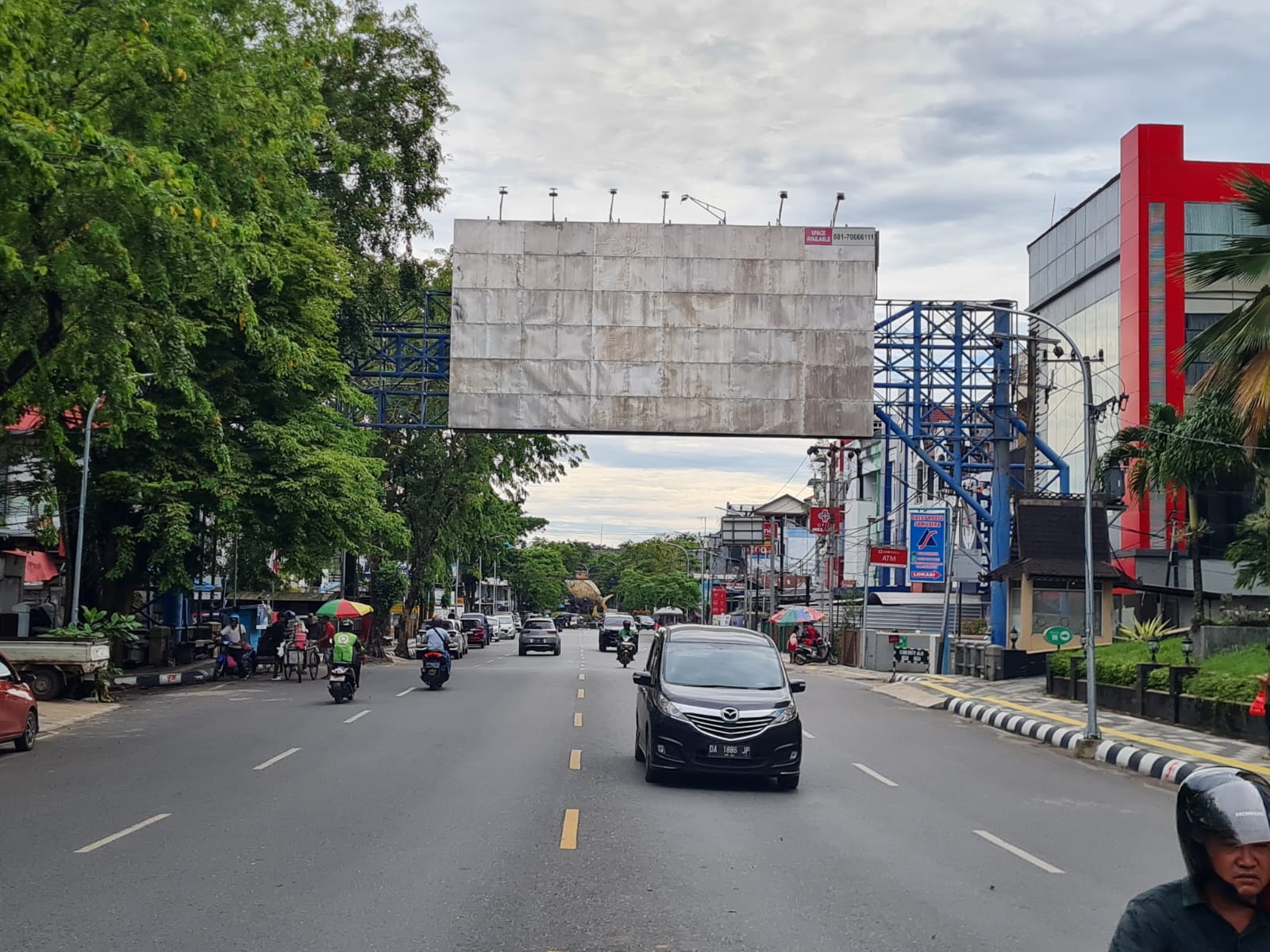 DITERTIBKAN: Salah satu reklame bando di Jalan Pangeran Samudera yang rencananya ditertibkan oleh Pemko Banjarmasin.