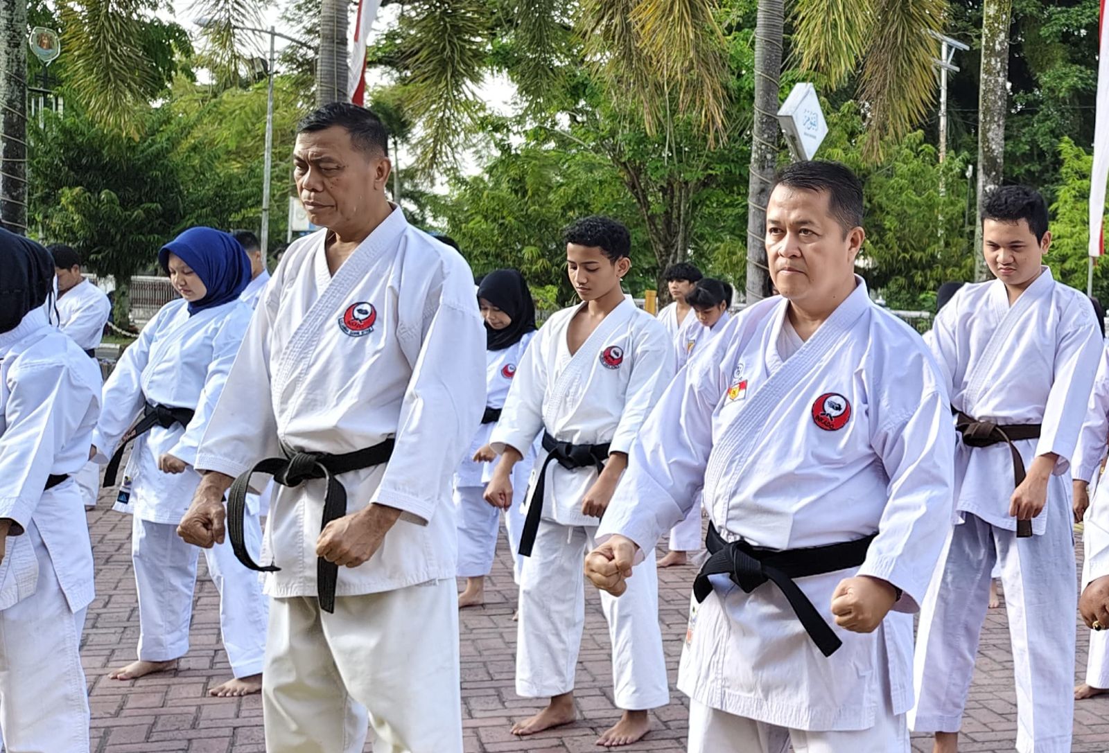 MOMEN:Sekda HSU, Adi Lesmana (kanan) latihan karate bersama digelar Pengurus Inkado Kalsel di halaman Pemkab HSU, Kota Amuntai.