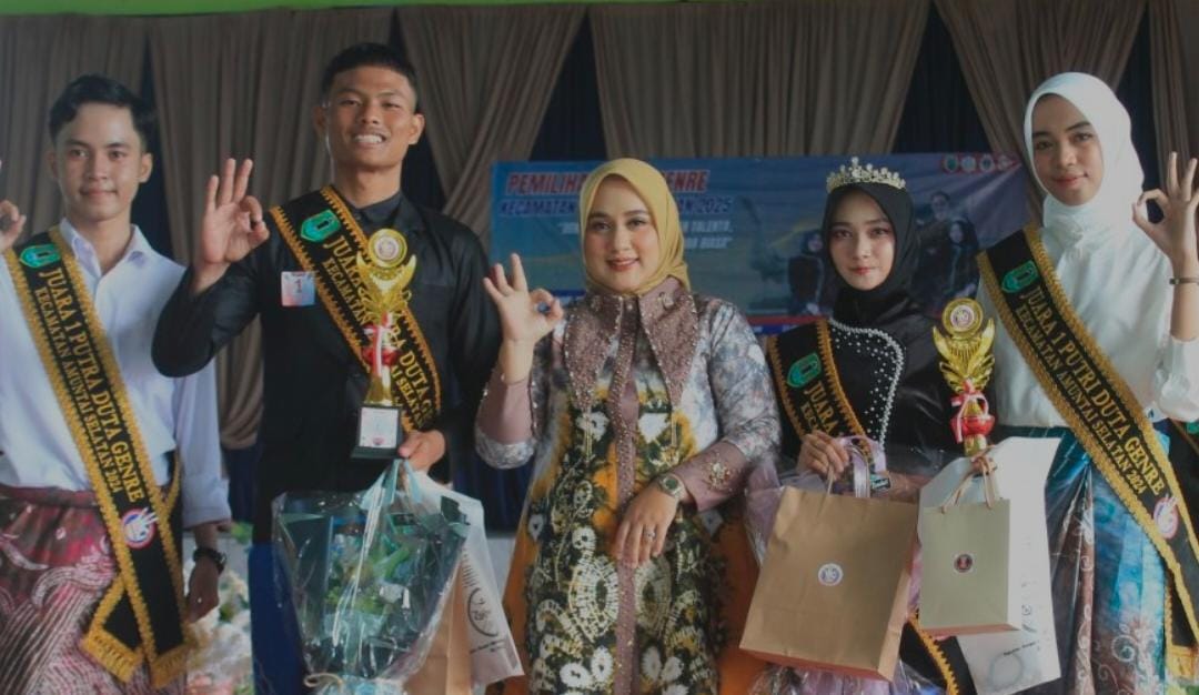 MOMEN:Ketua TP PKK Kecamatan Amuntai Selatan, Putri Silvia Handayani Yudi, foto bersama juara Duta GenRe Amuntai Selatan.
