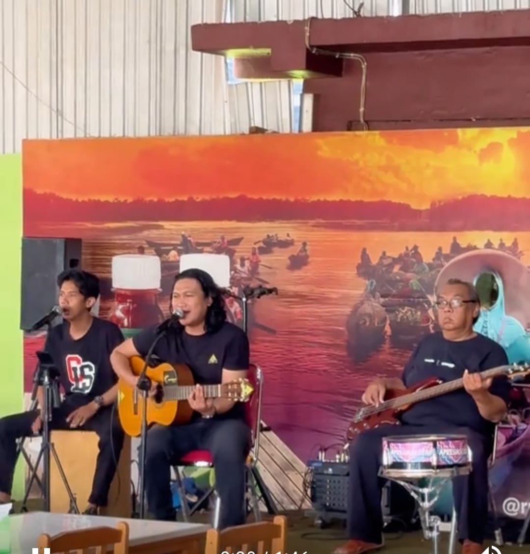 TAMPIL:Para pengamen jalanan yang dapat panggung di RM Sambal Acan Raja Banjar.