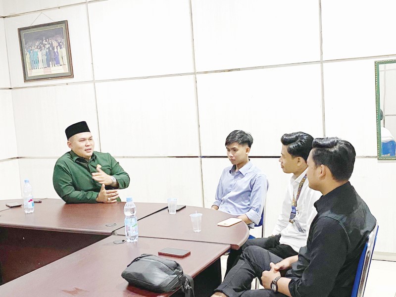 DIALOG: Sekretaris Fraksi PPP DPRD Banjar, Febrianor Rahman, membahas persoalan infrastruktur dengan perwakilan aliansi mahasiswa asal Kecamatan Gambut, Sabtu (5/7).