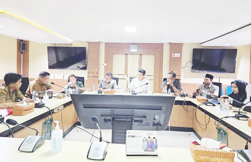 DIPANGGIL: Ketua Komisi II DPRD HSU H Mukhsin Haita dan anggota memanggil Diskuperindag HSU, Senin (7/7). (Foto: M.Akbar/Radar Banjarmasin)