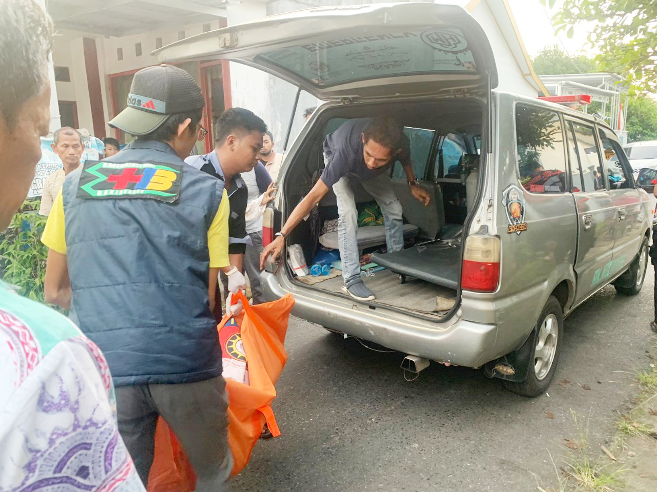 BERFOTO: Muhammad Aboe Dzar Al-Ghifary saat beraktivitas sebagai relawan sopir ambulans.