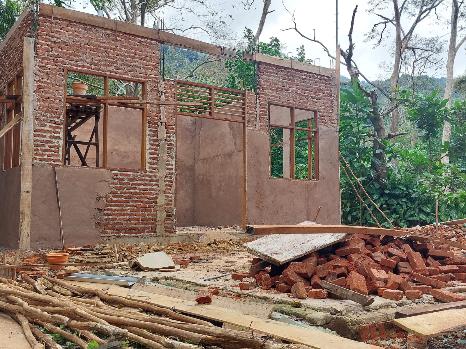 DONGKRAK: Pembangunan fasilitas baru di lokasi objek wisata Air Terjun Bajuin. (Foto : Norsalim Yahya/Radar Banjarmasin).